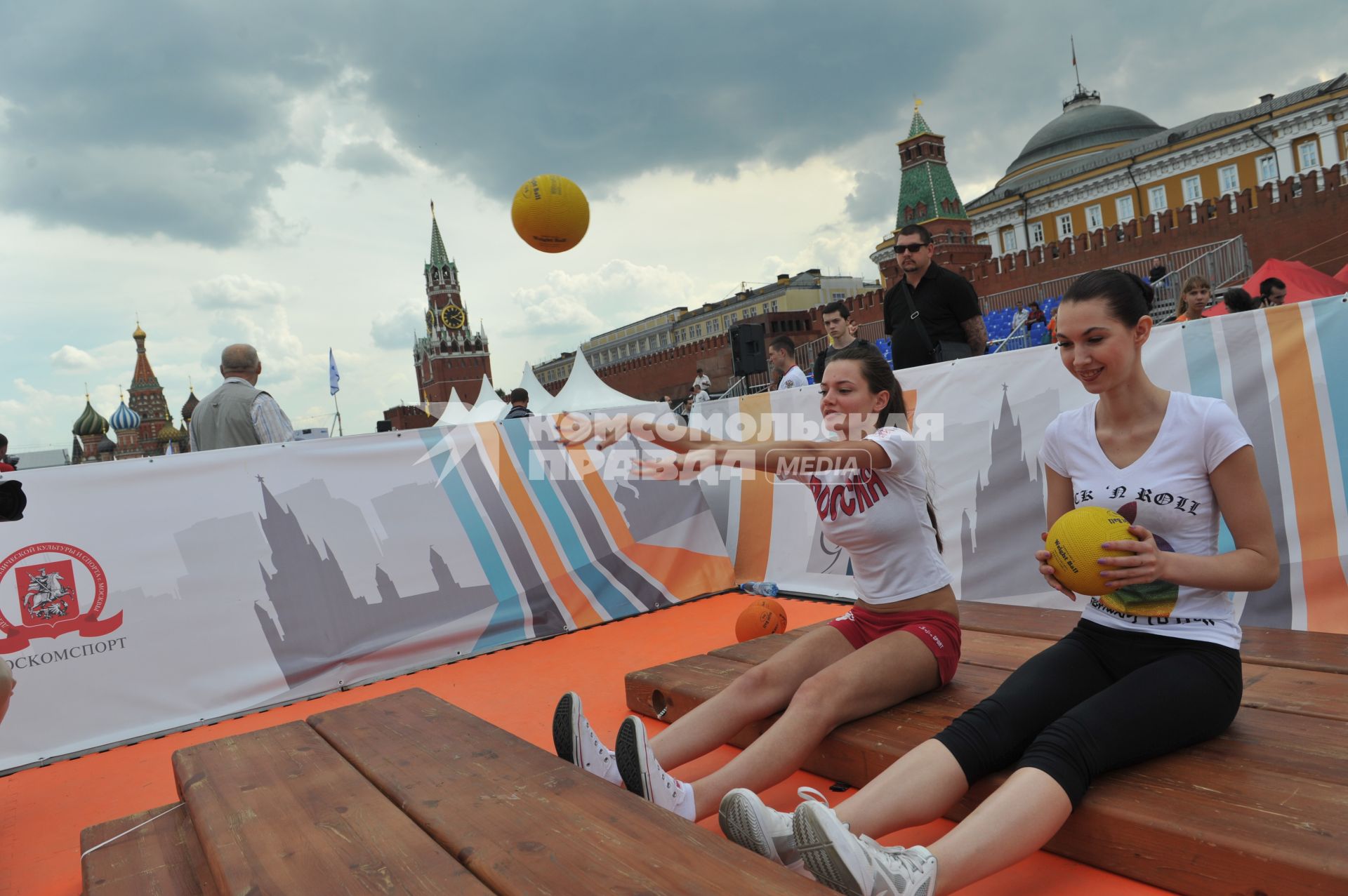 Красная площадь. Претендентки на титул `Мисс Москва-2013` сдают нормы ГТО. На снимке: девушки с мячом.