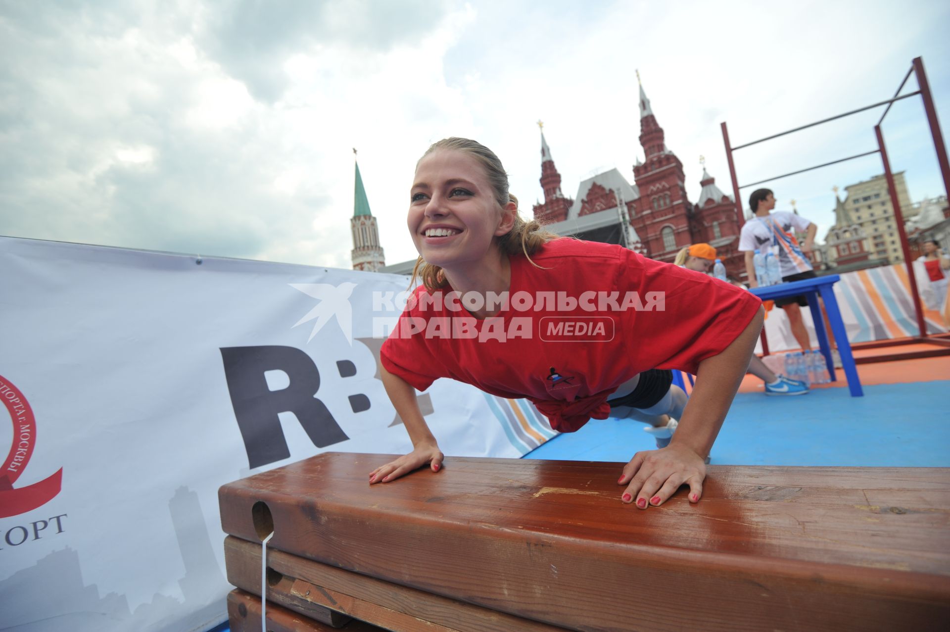 Красная площадь. Претендентки на титул `Мисс Москва-2013` сдают нормы ГТО. На снимке: девушка отжимается.