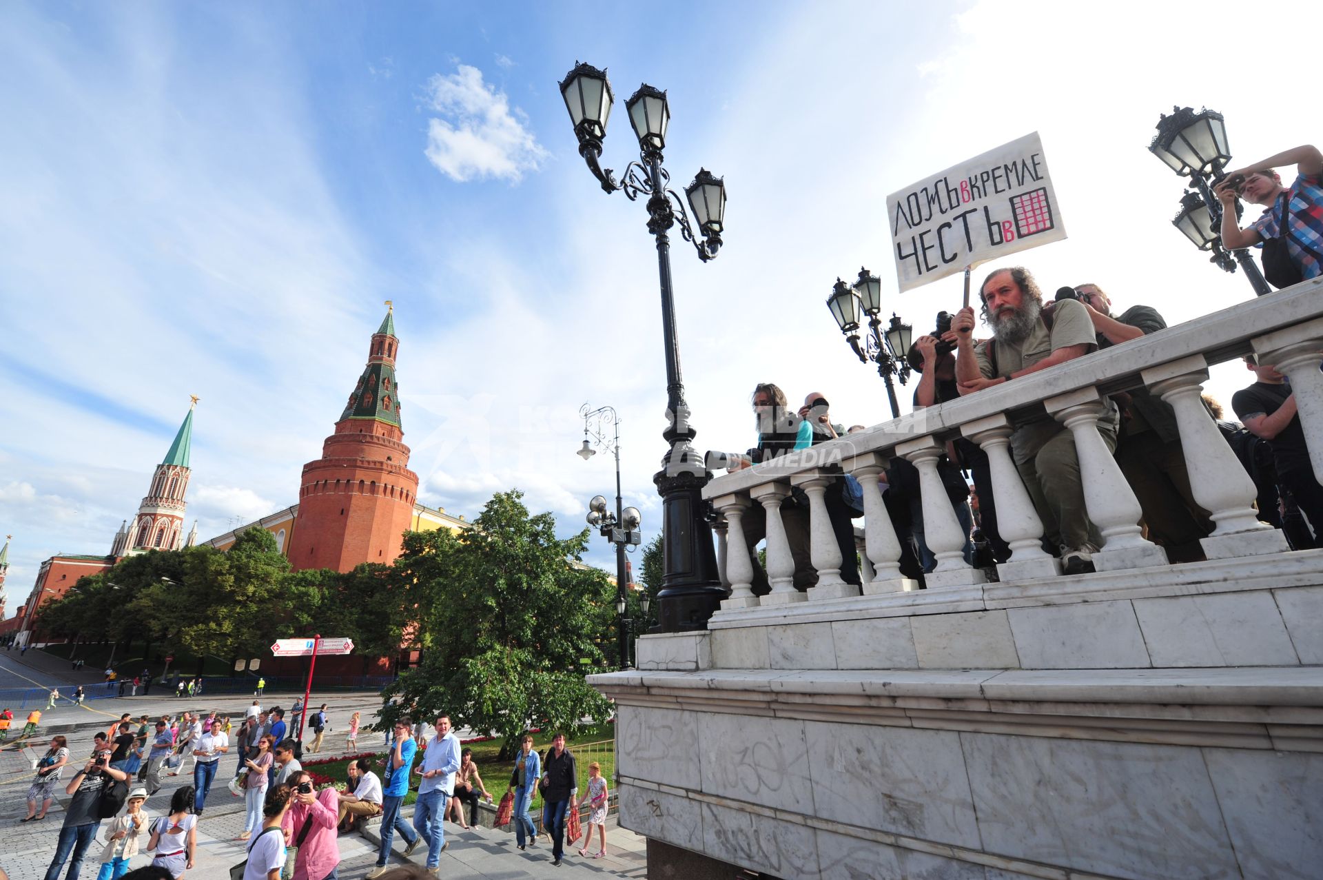 Несанкионированная акция в поддержку блогера, основателя антикоррупционного проекта `РосПил` Алексея Навального, обвиняемого в растрате имущества `Кировлеса` и приговоренного Ленинским судом г.Кирова к пяти годам лишения свободы на Манежной площади.