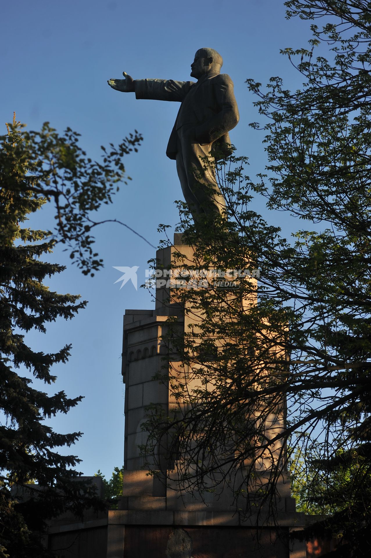 Парк культуры и отдыха в Костроме. Памятник В.И. Ленину (постамент памятника в честь 300-летия Дома Романовых).