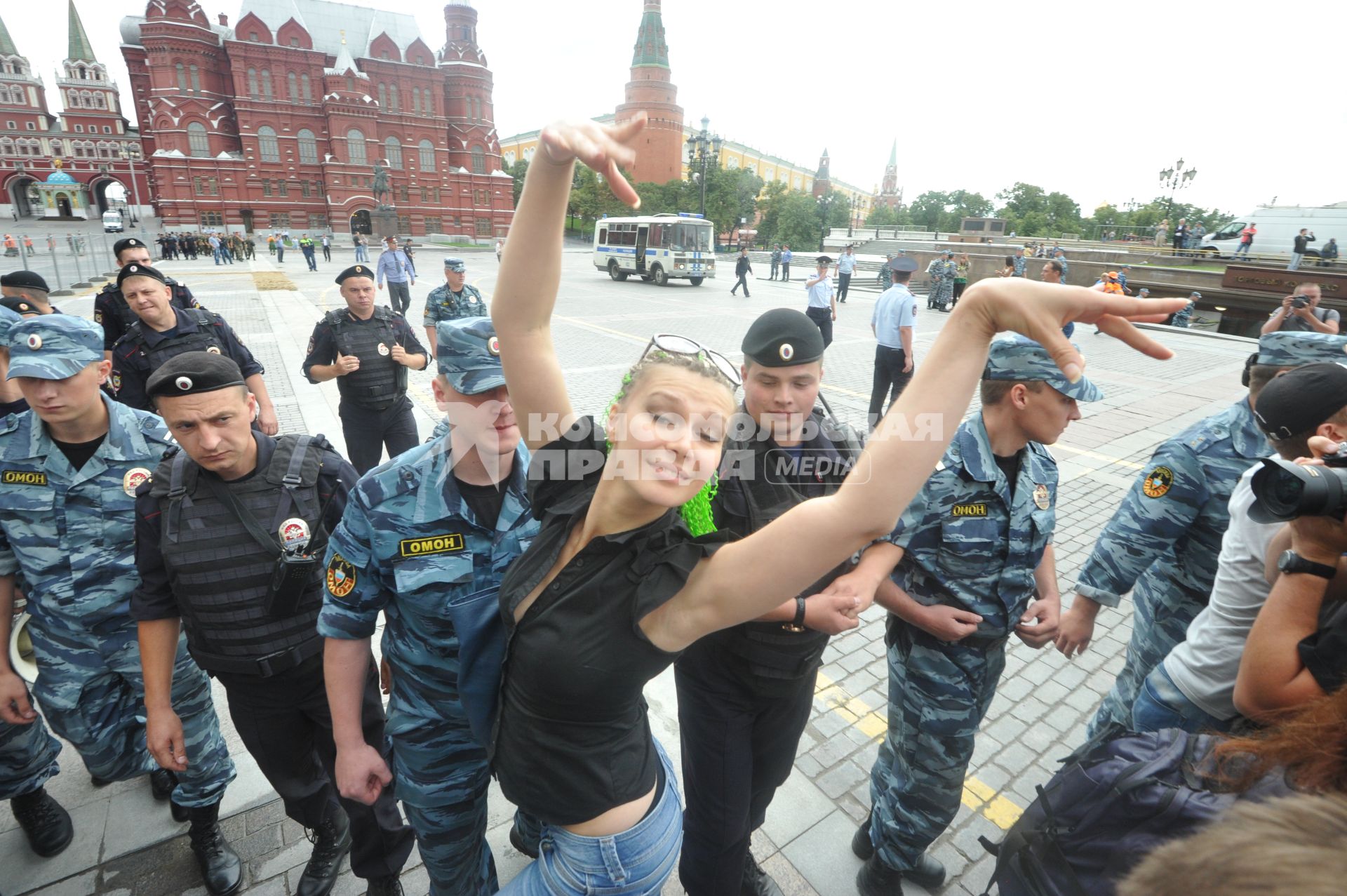 Несанкионированная акция в поддержку блогера, основателя антикоррупционного проекта `РосПил` Алексея Навального, обвиняемого в растрате имущества `Кировлеса` и приговоренного Ленинским судом г.Кирова к пяти годам лишения свободы. Митинг прошел на Манежной площади. На снимке: полицейское оцепление.