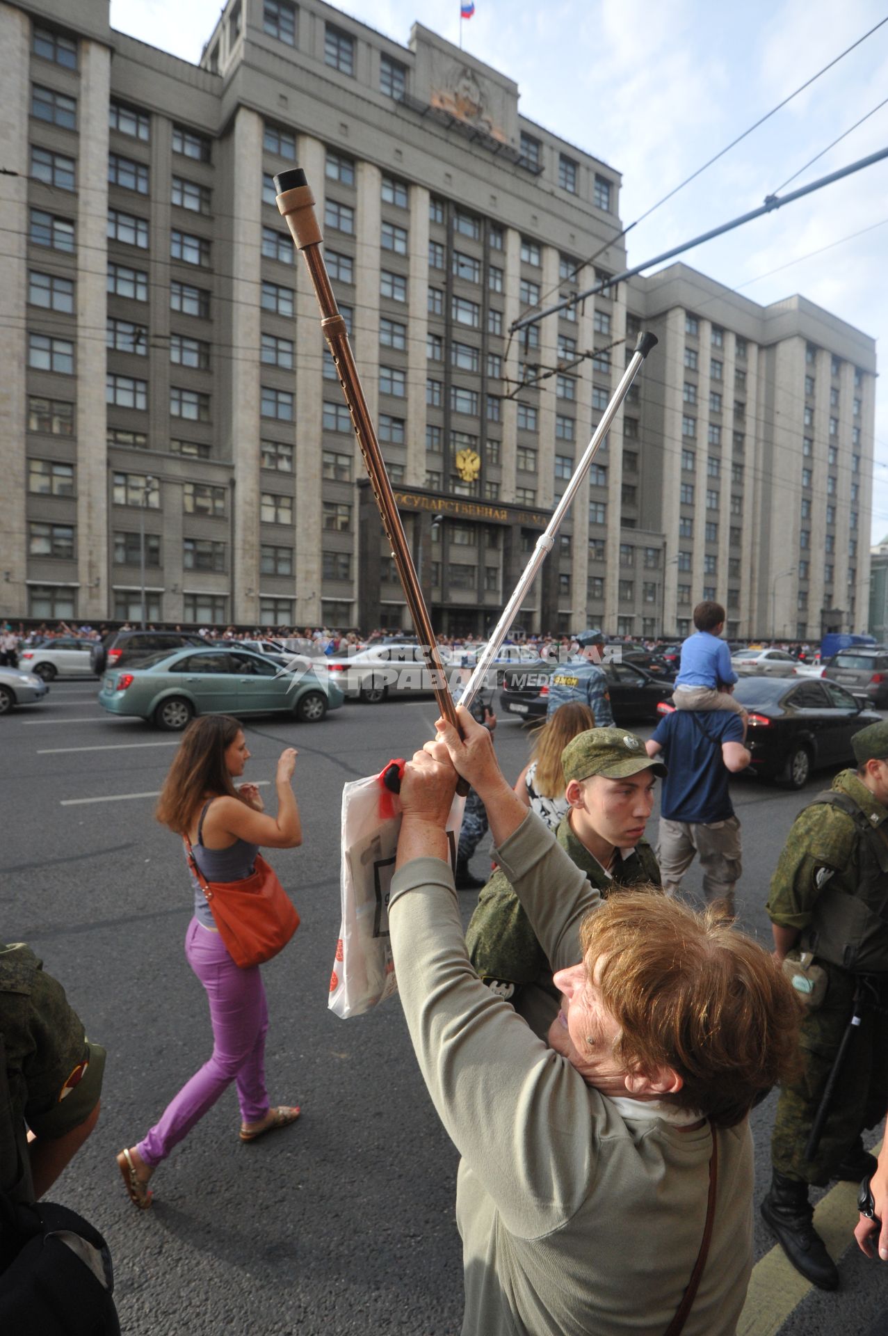 Несанкионированная акция в поддержку блогера, основателя антикоррупционного проекта `РосПил` Алексея Навального, обвиняемого в растрате имущества `Кировлеса` и приговоренного Ленинским судом г.Кирова к пяти годам лишения свободы. Митинг прошел на Манежной площади.