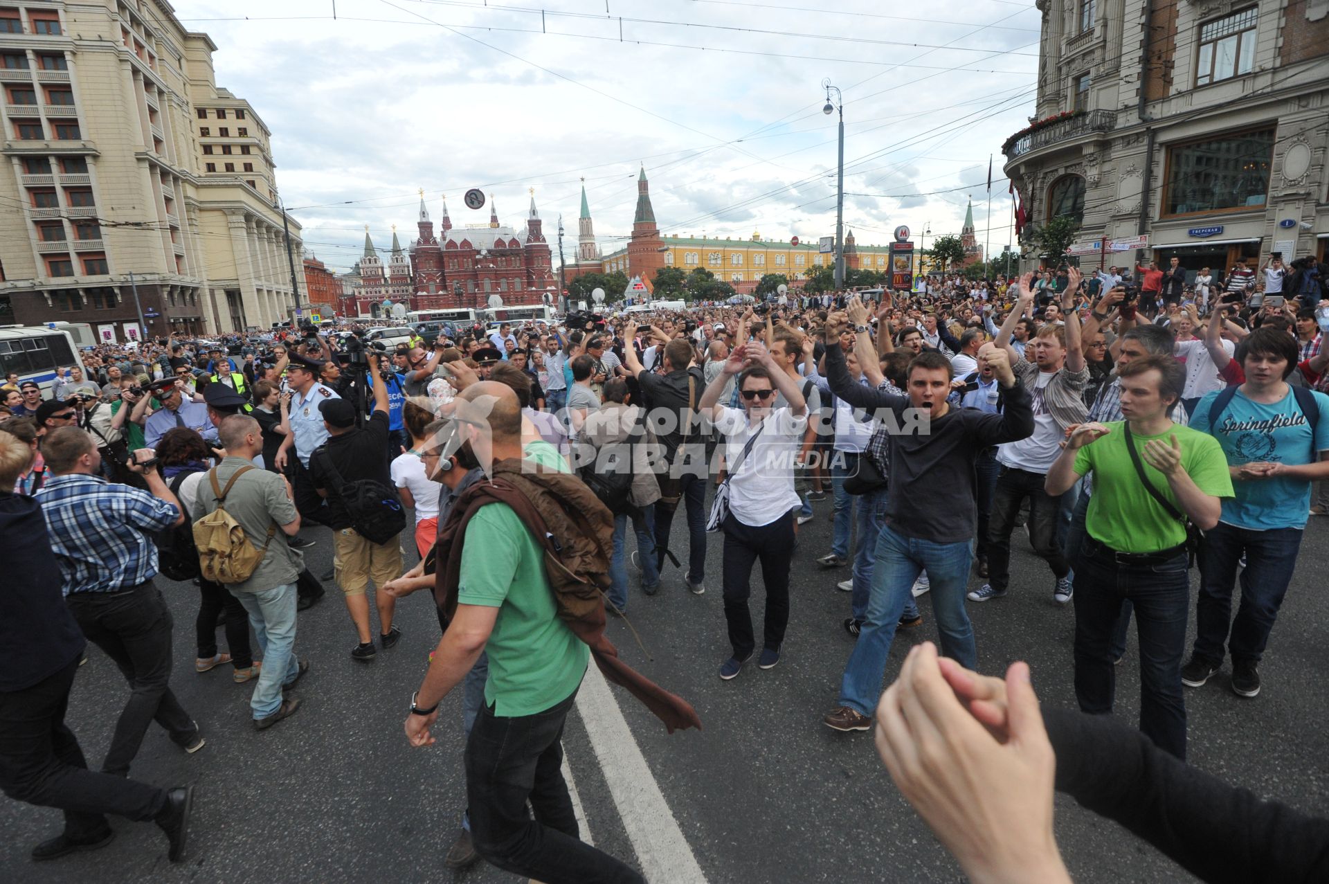 Несанкионированная акция в поддержку блогера, основателя антикоррупционного проекта `РосПил` Алексея Навального, обвиняемого в растрате имущества `Кировлеса` и приговоренного Ленинским судом г.Кирова к пяти годам лишения свободы. Митинг прошел на Манежной площади. На снимке: активисты перекрыли движения на Тверской улице.