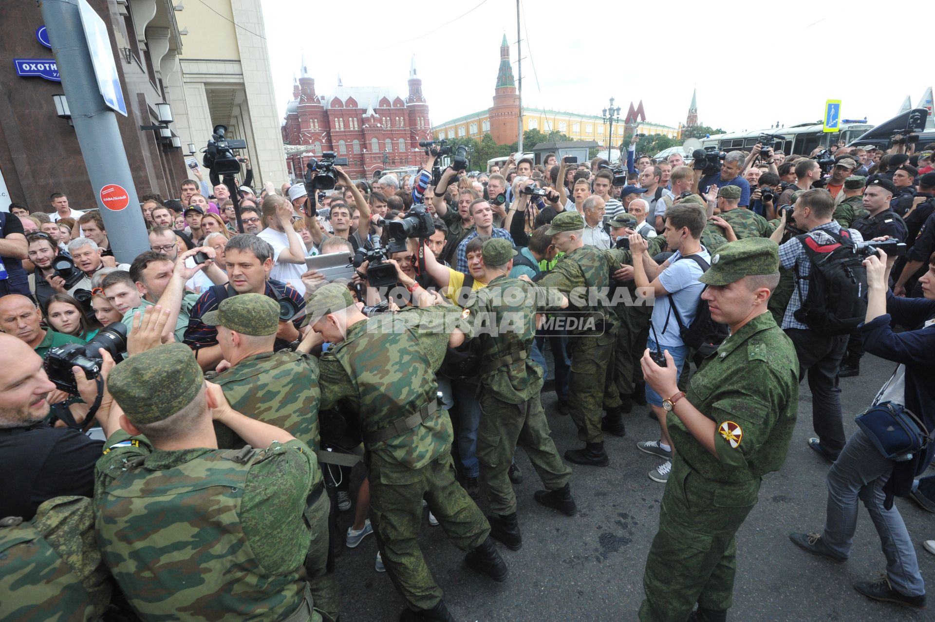 Несанкионированная акция в поддержку блогера, основателя антикоррупционного проекта `РосПил` Алексея Навального, обвиняемого в растрате имущества `Кировлеса` и приговоренного Ленинским судом г.Кирова к пяти годам лишения свободы. Митинг прошел на Манежной площади. На снимке: полицейское оцепление.