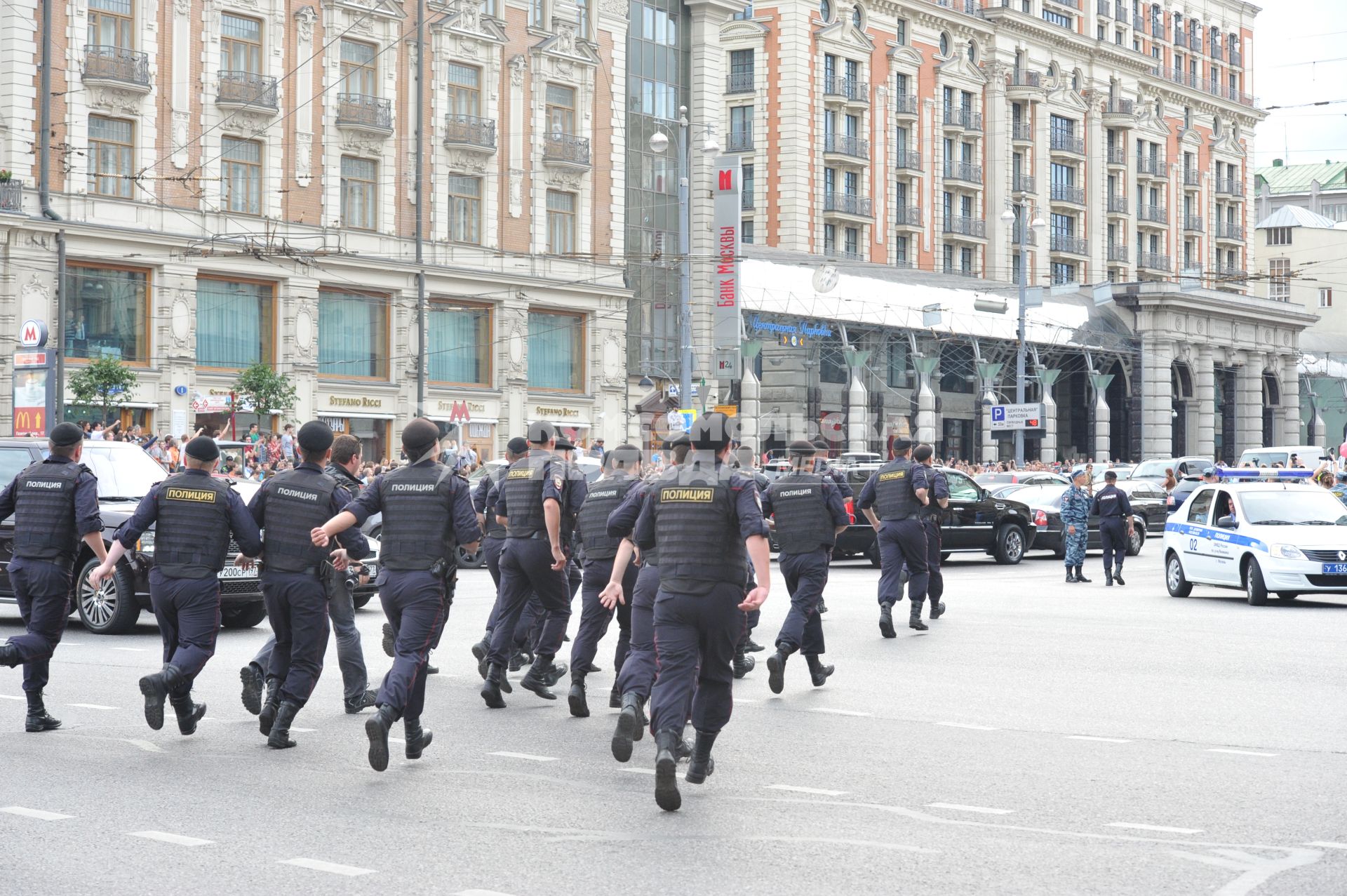 Несанкионированная акция в поддержку блогера, основателя антикоррупционного проекта `РосПил` Алексея Навального, обвиняемого в растрате имущества `Кировлеса` и приговоренного Ленинским судом г.Кирова к пяти годам лишения свободы. Митинг прошел на Манежной площади. На снимке: полицейское усиление.