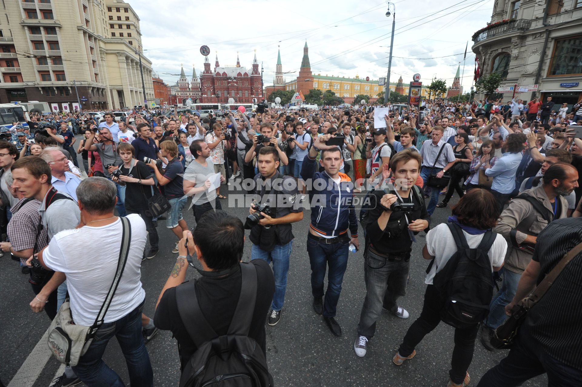 Несанкионированная акция в поддержку блогера, основателя антикоррупционного проекта `РосПил` Алексея Навального, обвиняемого в растрате имущества `Кировлеса` и приговоренного Ленинским судом г.Кирова к пяти годам лишения свободы. Митинг прошел на Манежной площади. На снимке: активисты перекрыли движения на Тверской улице.