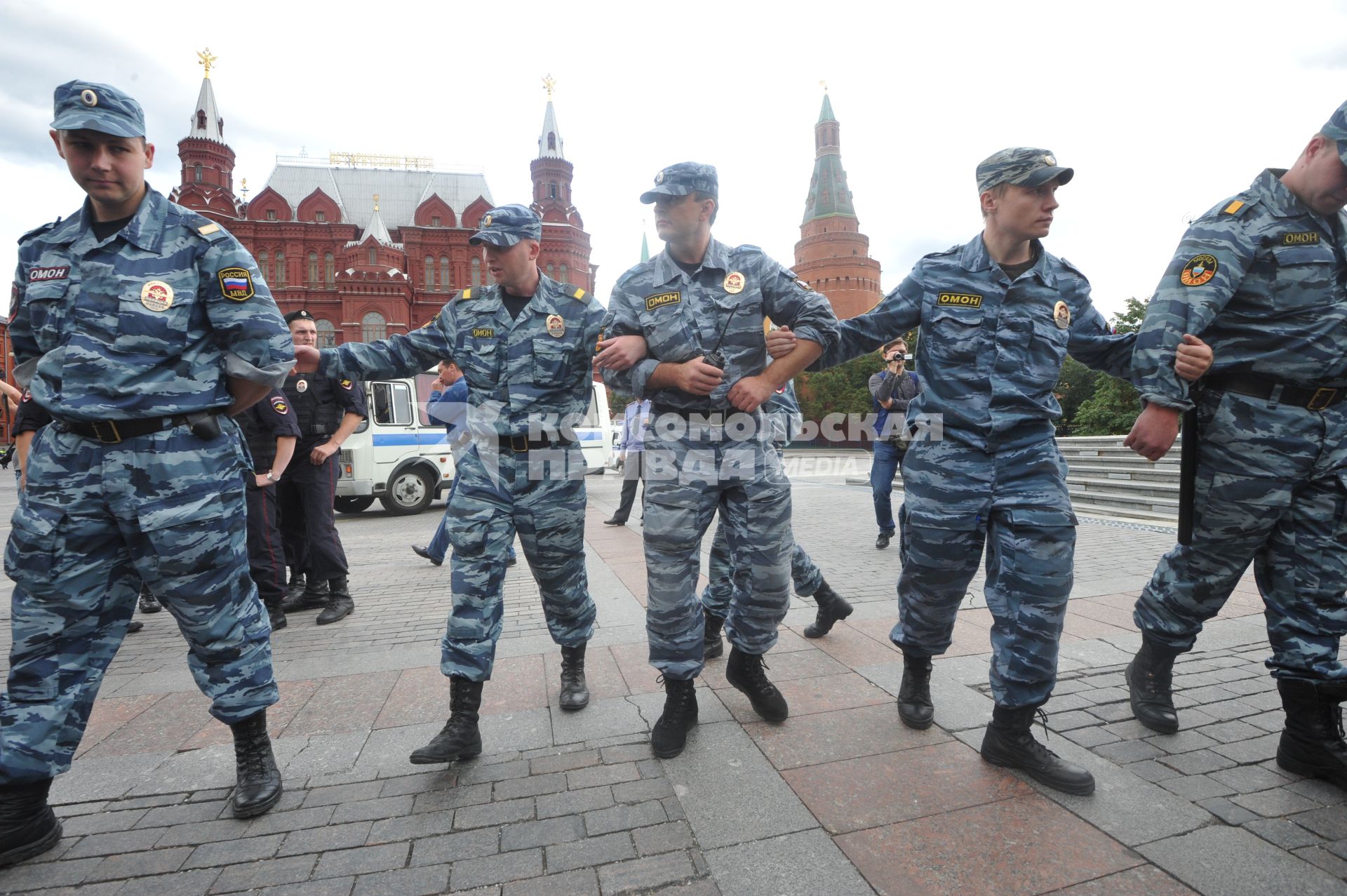 Несанкионированная акция в поддержку блогера, основателя антикоррупционного проекта `РосПил` Алексея Навального, обвиняемого в растрате имущества `Кировлеса` и приговоренного Ленинским судом г.Кирова к пяти годам лишения свободы. Митинг прошел на Манежной площади. На снимке: полицейское оцепление.