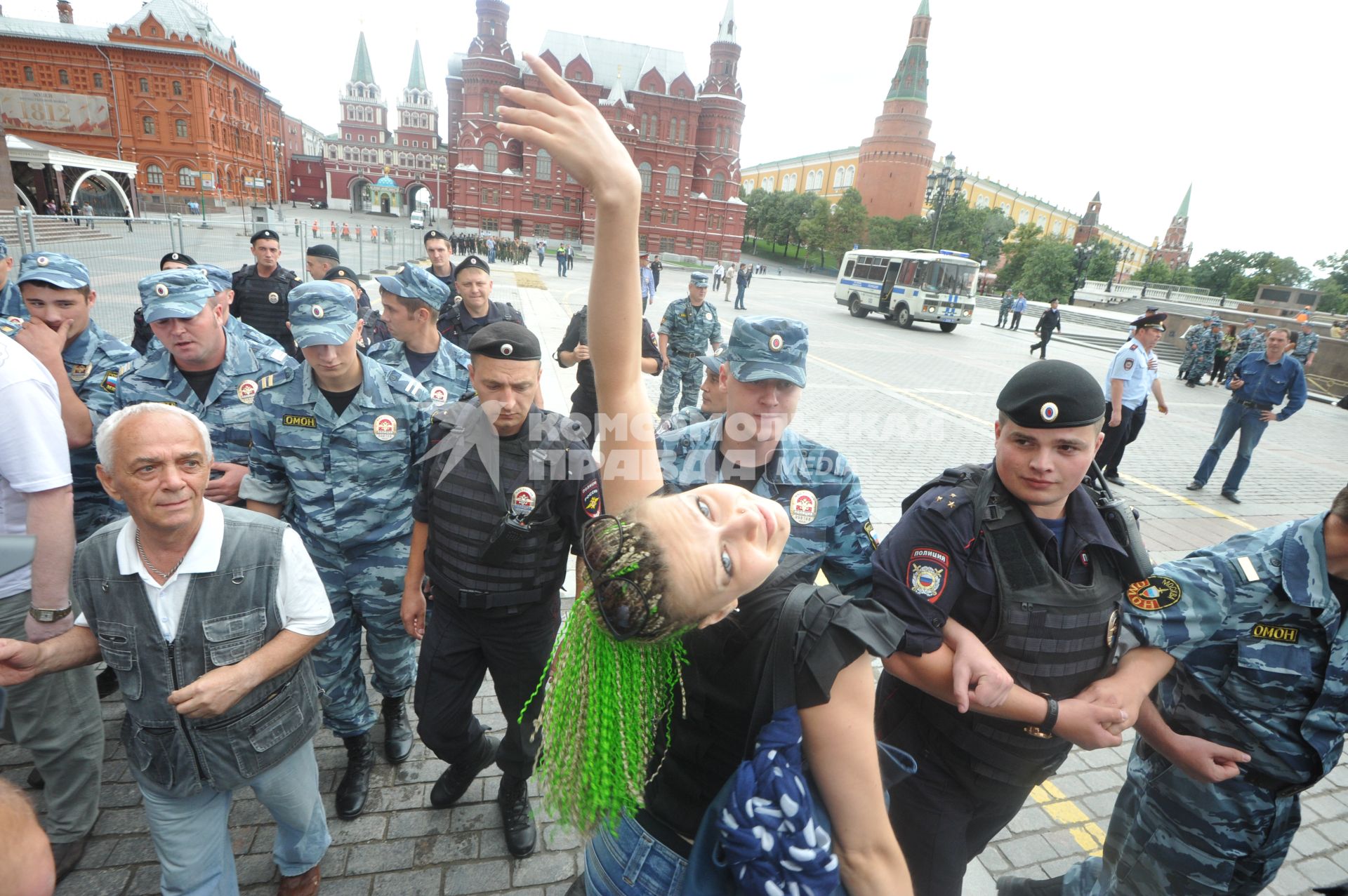 Несанкионированная акция в поддержку блогера, основателя антикоррупционного проекта `РосПил` Алексея Навального, обвиняемого в растрате имущества `Кировлеса` и приговоренного Ленинским судом г.Кирова к пяти годам лишения свободы. Митинг прошел на Манежной площади. На снимке: полицейское оцепление.