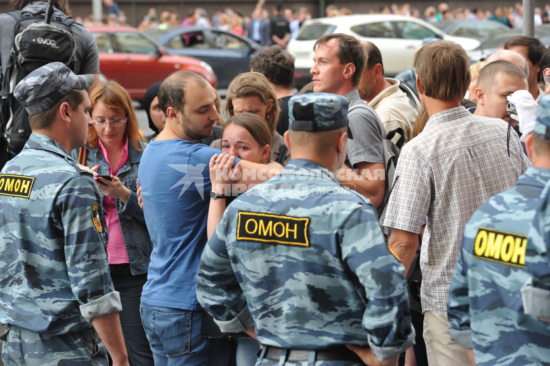 Несанкионированная акция в поддержку блогера, основателя антикоррупционного проекта `РосПил` Алексея Навального, обвиняемого в растрате имущества `Кировлеса` и приговоренного Ленинским судом г.Кирова к пяти годам лишения свободы. Митинг прошел на Манежной площади. На снимке: полицейское оцепление.