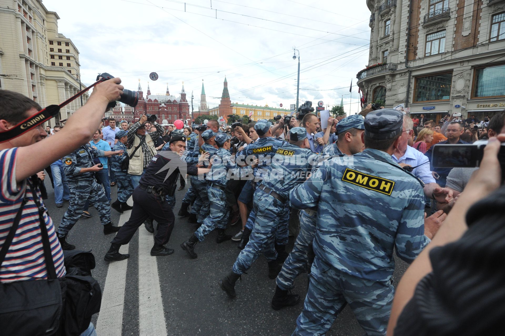 Несанкионированная акция в поддержку блогера, основателя антикоррупционного проекта `РосПил` Алексея Навального, обвиняемого в растрате имущества `Кировлеса` и приговоренного Ленинским судом г.Кирова к пяти годам лишения свободы. Митинг прошел на Манежной площади. На снимке: активисты перекрыли движения на Тверской улице.