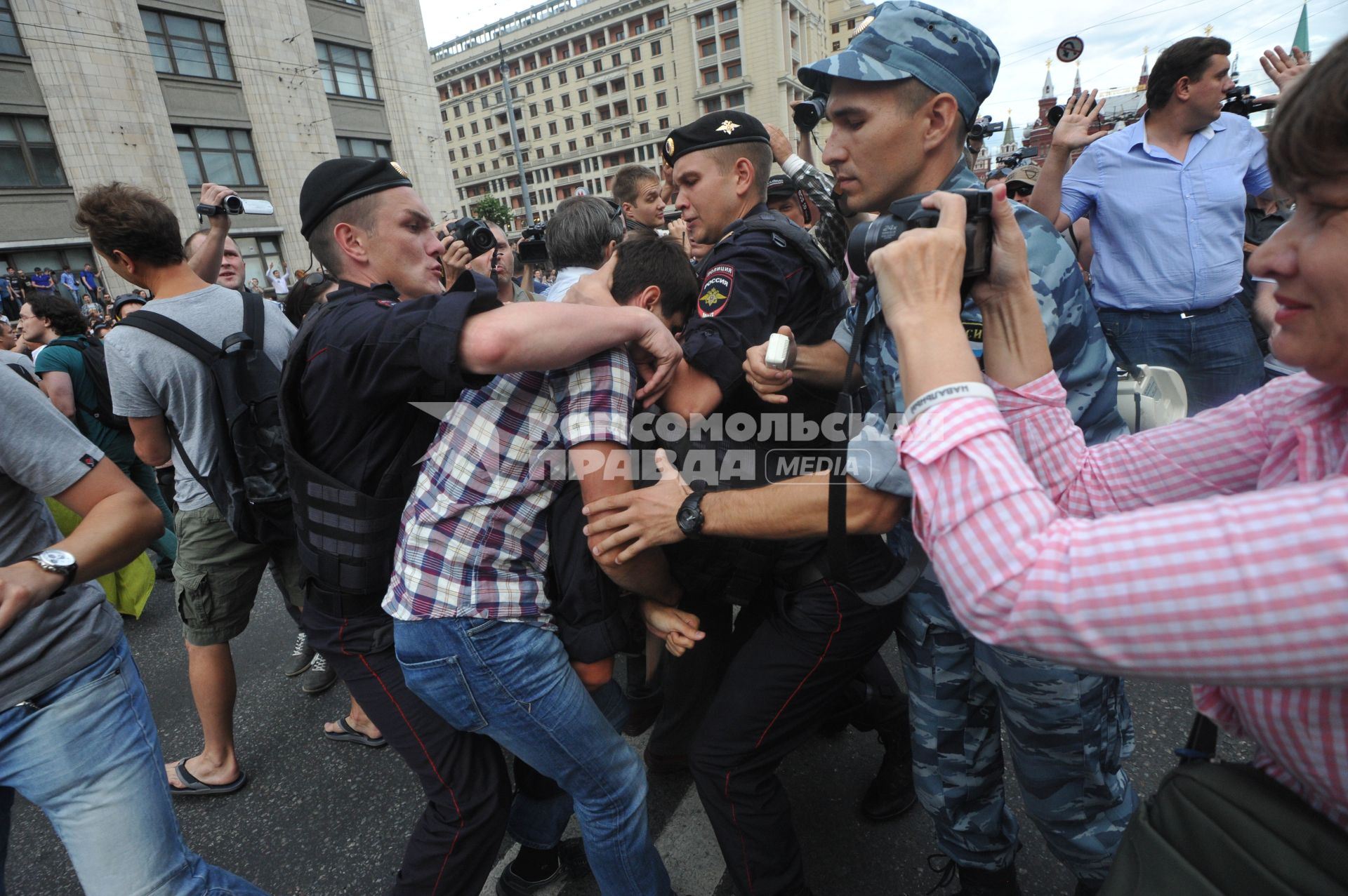 Несанкионированная акция в поддержку блогера, основателя антикоррупционного проекта `РосПил` Алексея Навального, обвиняемого в растрате имущества `Кировлеса` и приговоренного Ленинским судом г.Кирова к пяти годам лишения свободы. Митинг прошел на Манежной площади. На снимке: потасовка между активистом и полицейским на Тверской улице.