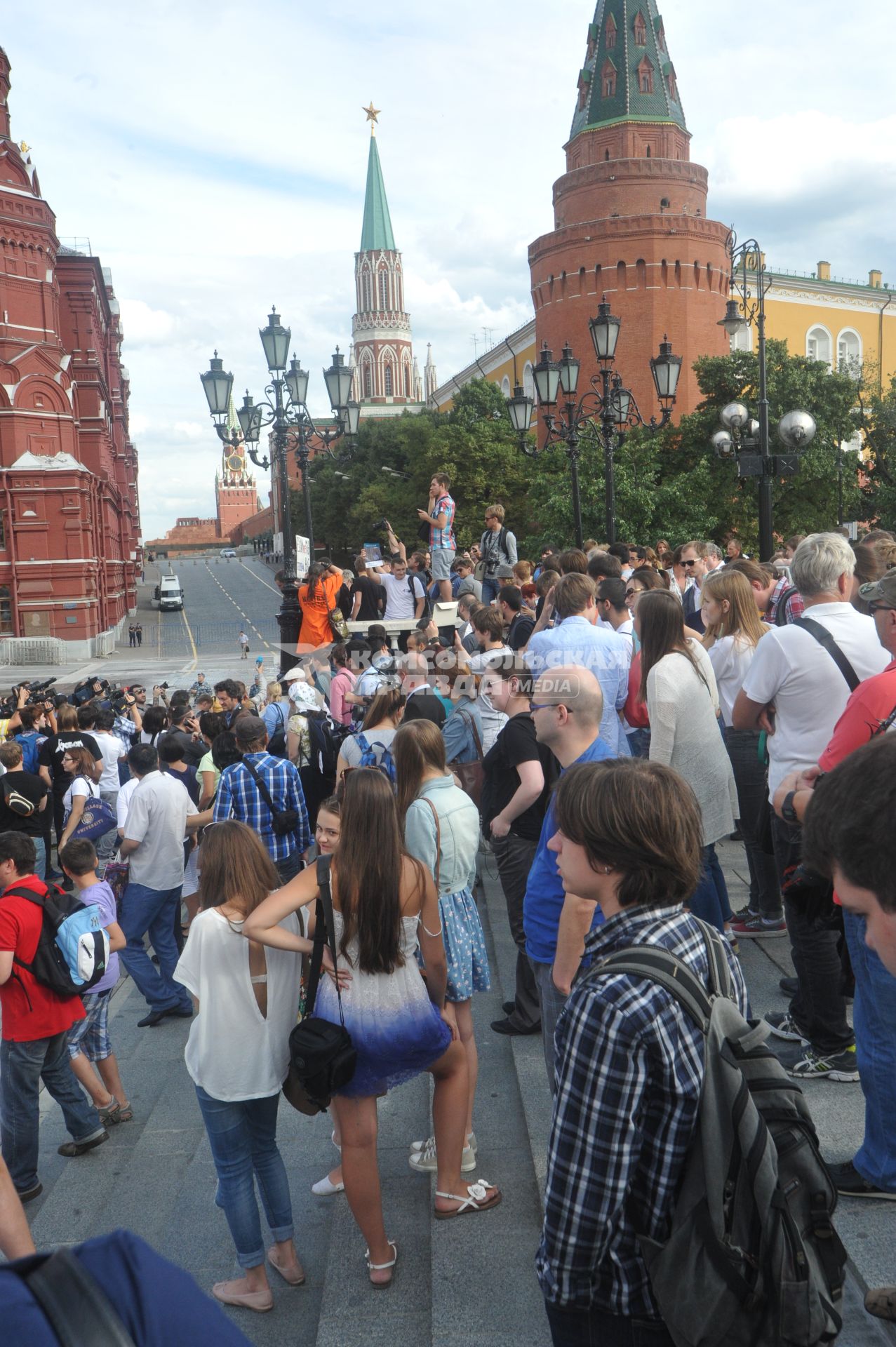 Несанкионированная акция в поддержку блогера, основателя антикоррупционного проекта `РосПил` Алексея Навального, обвиняемого в растрате имущества `Кировлеса` и приговоренного Ленинским судом г.Кирова к пяти годам лишения свободы. Митинг прошел на Манежной площади.