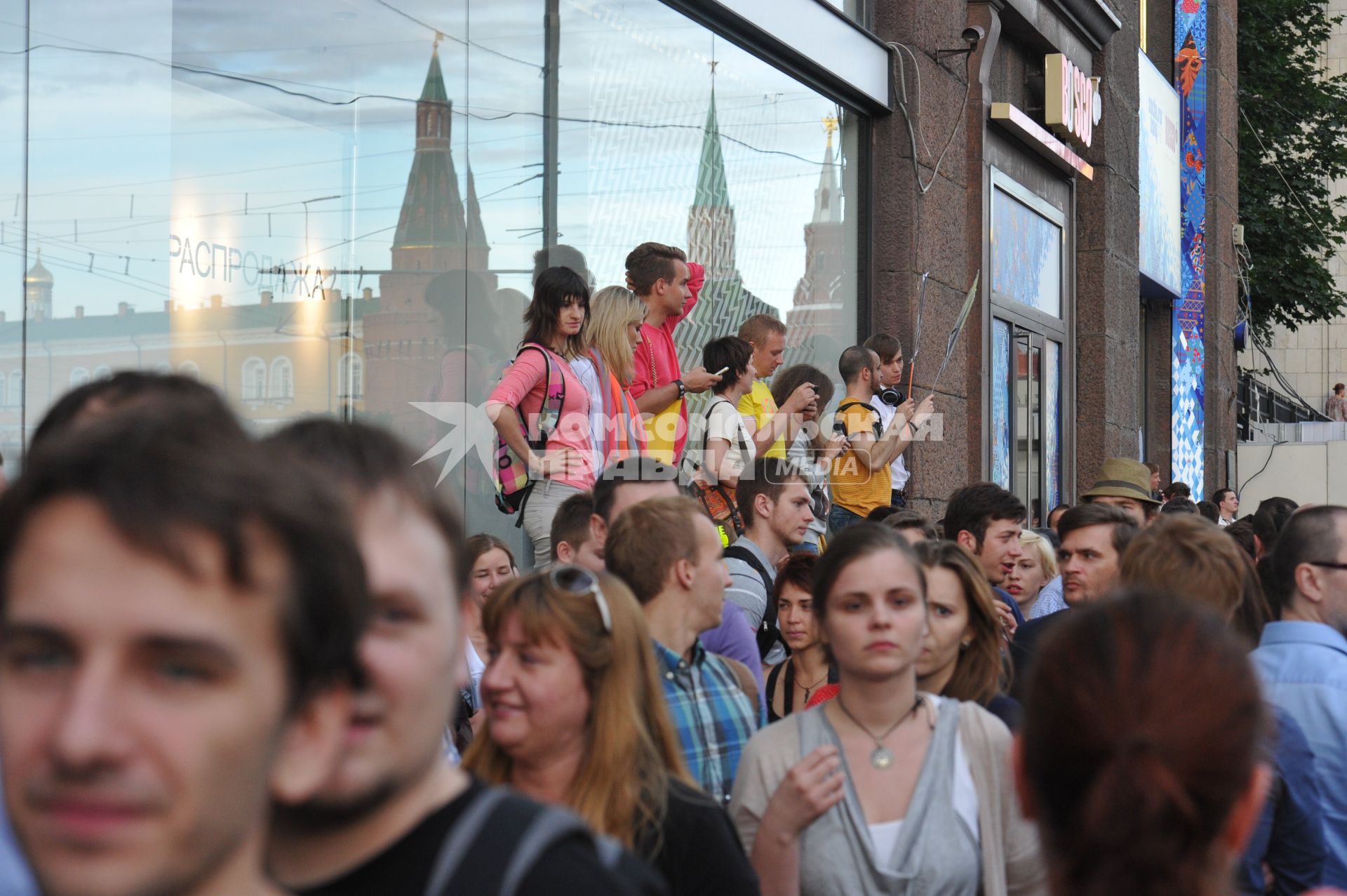 Несанкионированная акция в поддержку блогера, основателя антикоррупционного проекта `РосПил` Алексея Навального, обвиняемого в растрате имущества `Кировлеса` и приговоренного Ленинским судом г.Кирова к пяти годам лишения свободы. Митинг прошел на Манежной площади.