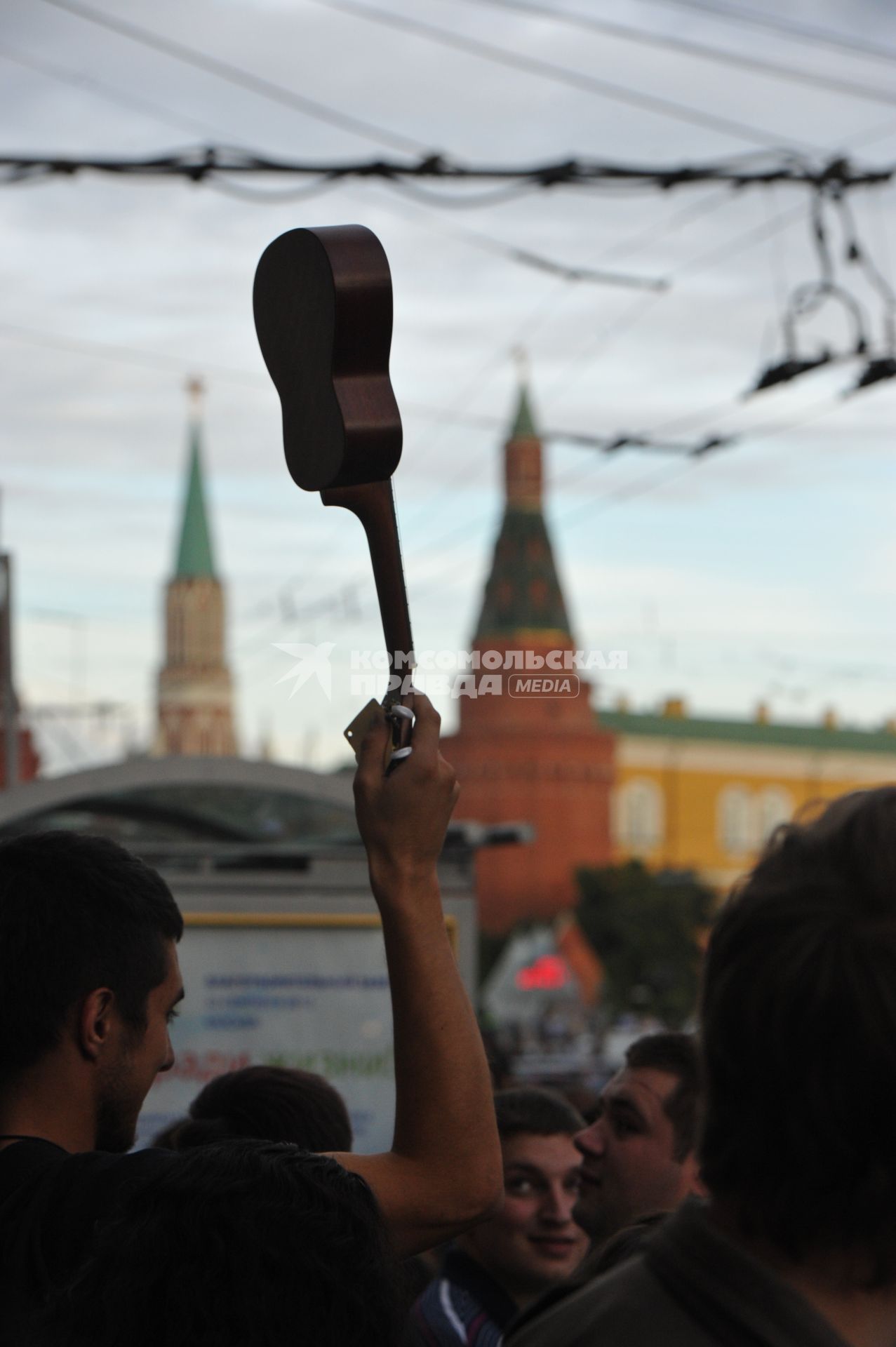 Несанкионированная акция в поддержку блогера, основателя антикоррупционного проекта `РосПил` Алексея Навального, обвиняемого в растрате имущества `Кировлеса` и приговоренного Ленинским судом г.Кирова к пяти годам лишения свободы. Митинг прошел на Манежной площади.