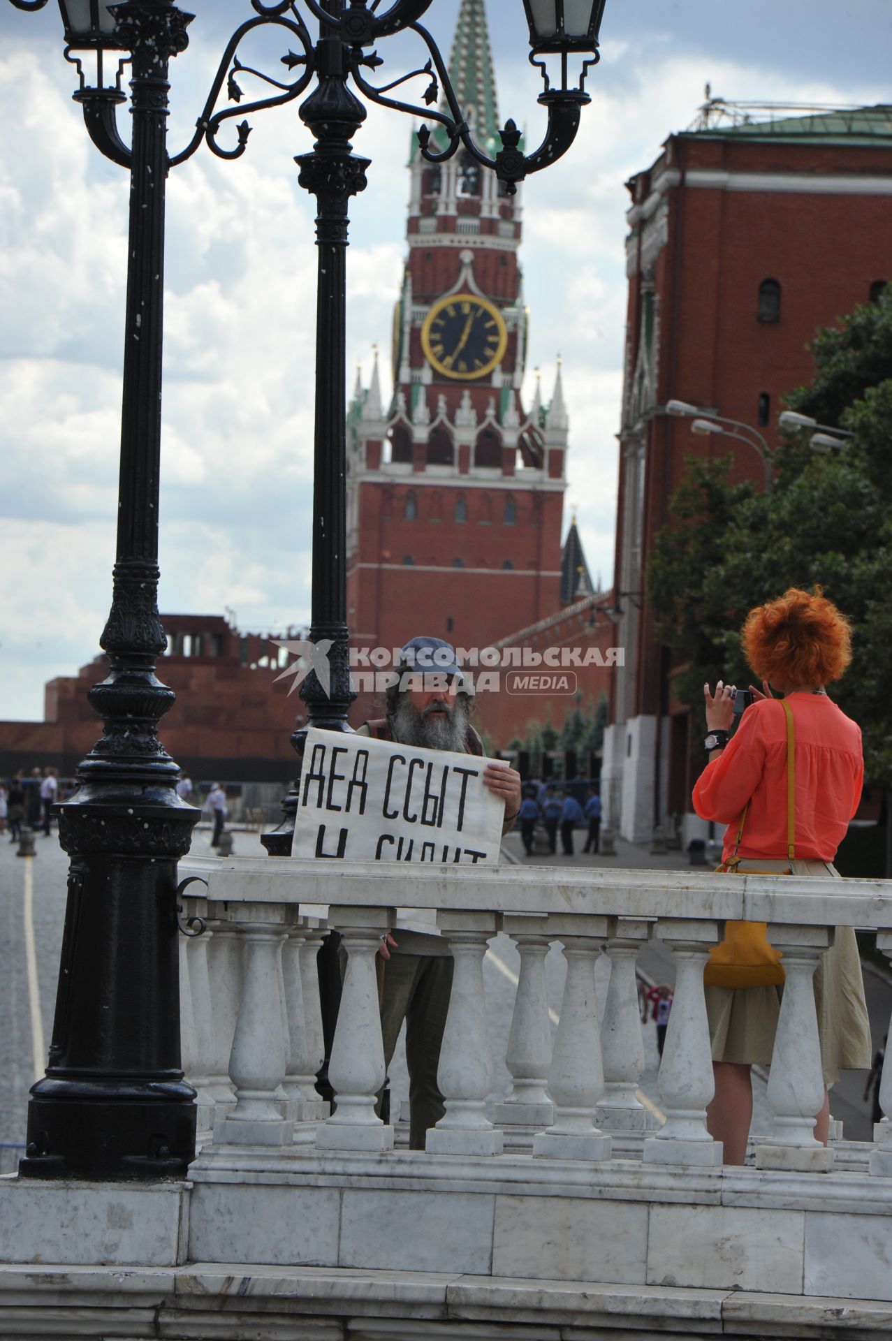 Несанкионированная акция в поддержку блогера, основателя антикоррупционного проекта `РосПил` Алексея Навального, обвиняемого в растрате имущества `Кировлеса` и приговоренного Ленинским судом г.Кирова к пяти годам лишения свободы. Митинг прошел на Манежной площади.