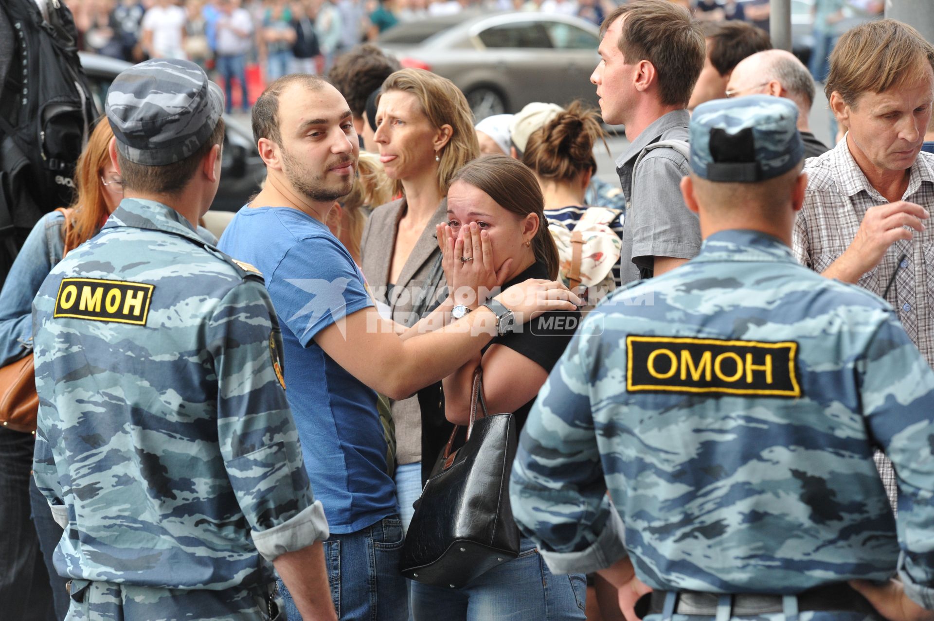 Несанкионированная акция в поддержку блогера, основателя антикоррупционного проекта `РосПил` Алексея Навального, обвиняемого в растрате имущества `Кировлеса` и приговоренного Ленинским судом г.Кирова к пяти годам лишения свободы. Митинг прошел на Манежной площади. На снимке: полицейское оцепление.