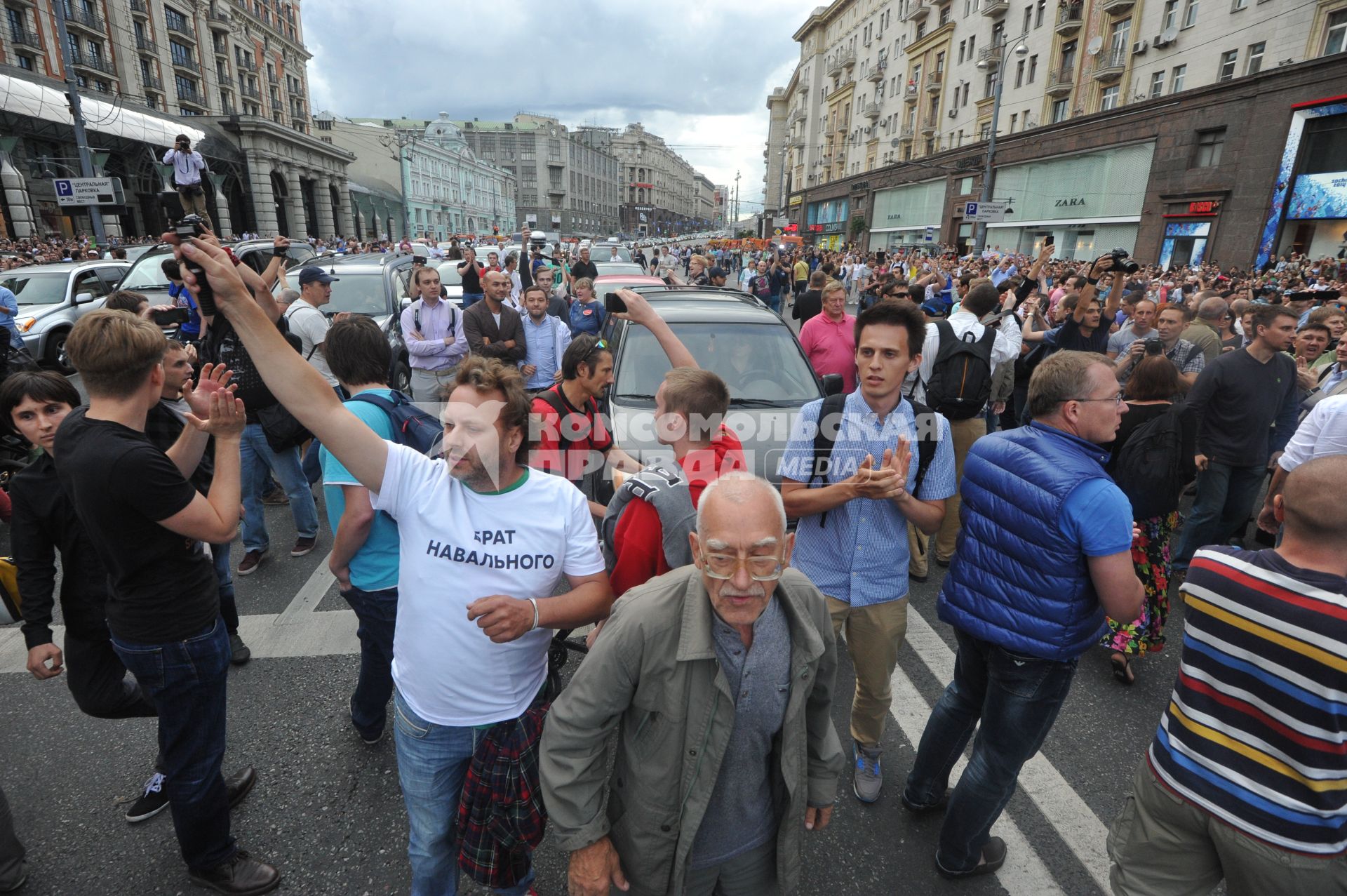 Несанкионированная акция в поддержку блогера, основателя антикоррупционного проекта `РосПил` Алексея Навального, обвиняемого в растрате имущества `Кировлеса` и приговоренного Ленинским судом г.Кирова к пяти годам лишения свободы. Митинг прошел на Манежной площади. На снимке: активисты перекрыли движения на Тверской улице.