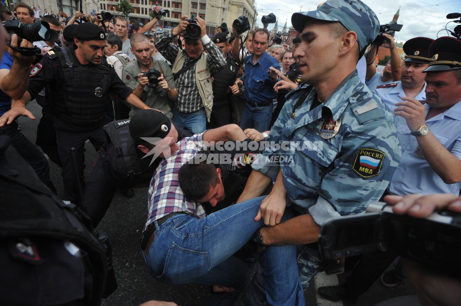 Несанкионированная акция в поддержку блогера, основателя антикоррупционного проекта `РосПил` Алексея Навального, обвиняемого в растрате имущества `Кировлеса` и приговоренного Ленинским судом г.Кирова к пяти годам лишения свободы. Митинг прошел на Манежной площади. На снимке: потасовка между активистом и полицейским на Тверской улице.