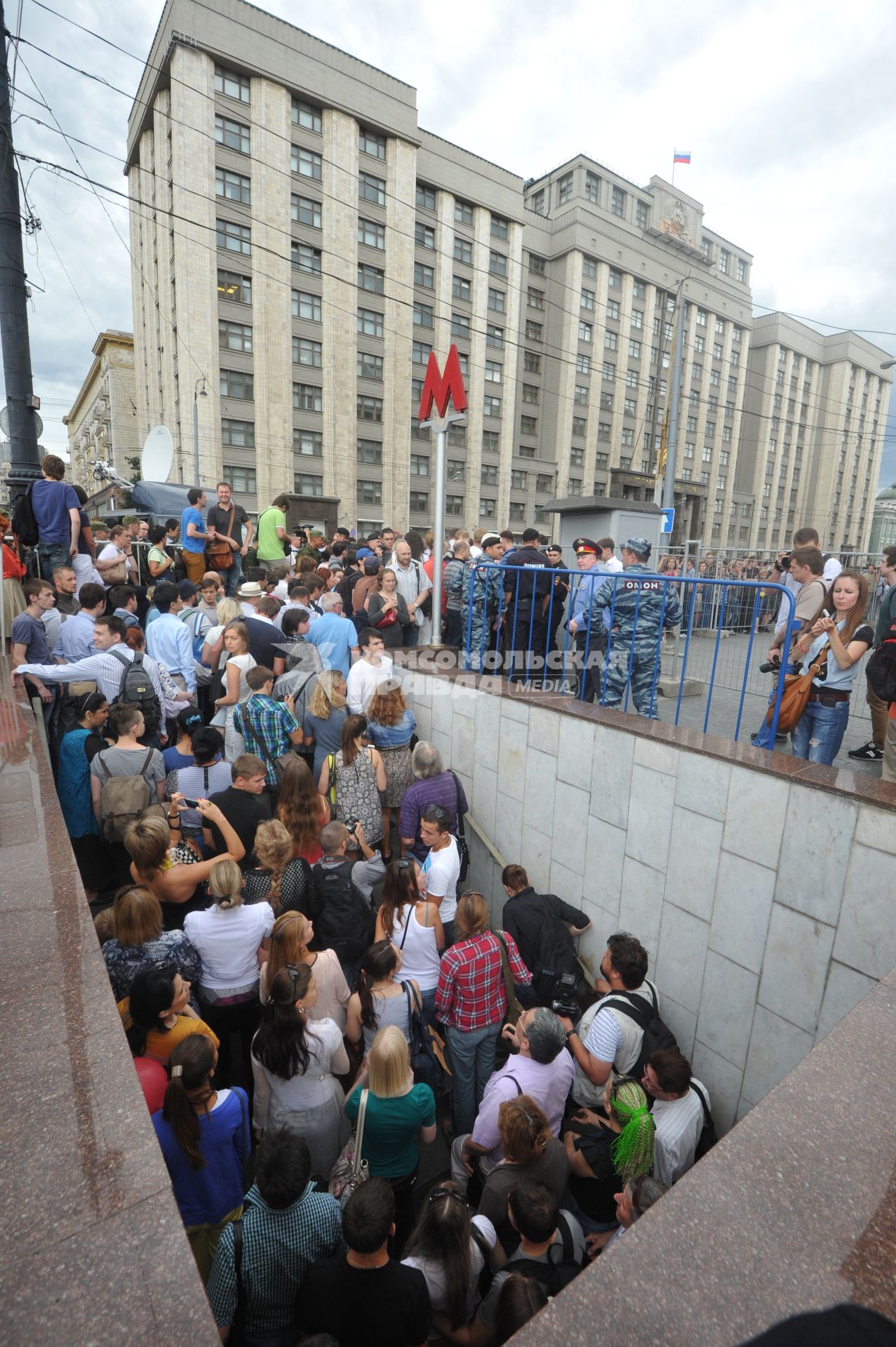 Несанкионированная акция в поддержку блогера, основателя антикоррупционного проекта `РосПил` Алексея Навального, обвиняемого в растрате имущества `Кировлеса` и приговоренного Ленинским судом г.Кирова к пяти годам лишения свободы. Митинг прошел на Манежной площади.