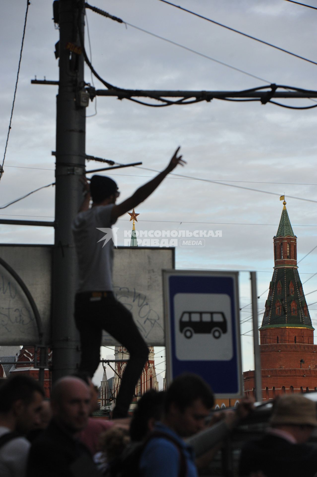 Несанкионированная акция в поддержку блогера, основателя антикоррупционного проекта `РосПил` Алексея Навального, обвиняемого в растрате имущества `Кировлеса` и приговоренного Ленинским судом г.Кирова к пяти годам лишения свободы. Митинг прошел на Манежной площади.