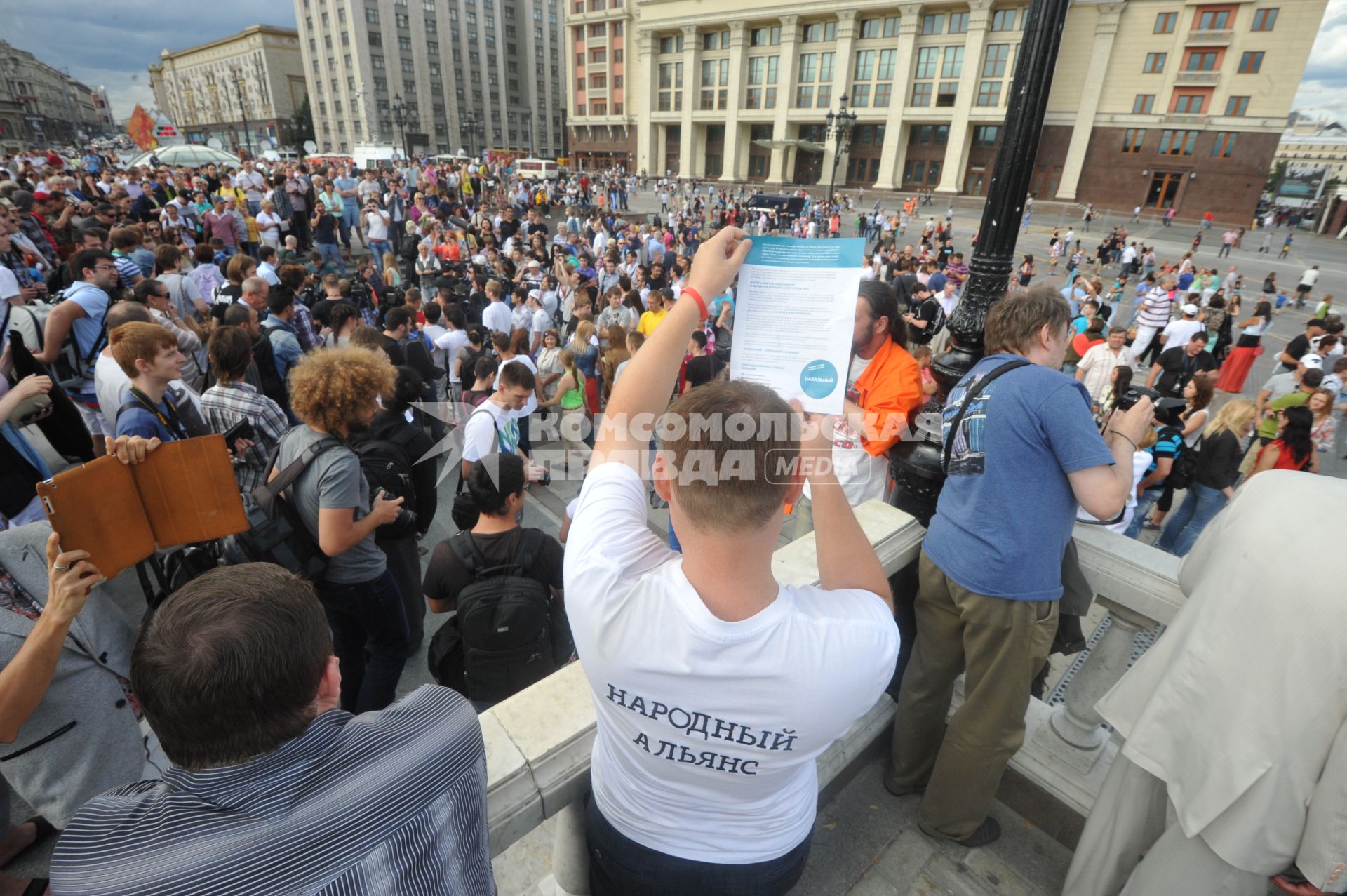 Несанкионированная акция в поддержку блогера, основателя антикоррупционного проекта `РосПил` Алексея Навального, обвиняемого в растрате имущества `Кировлеса` и приговоренного Ленинским судом г.Кирова к пяти годам лишения свободы. Митинг прошел на Манежной площади.