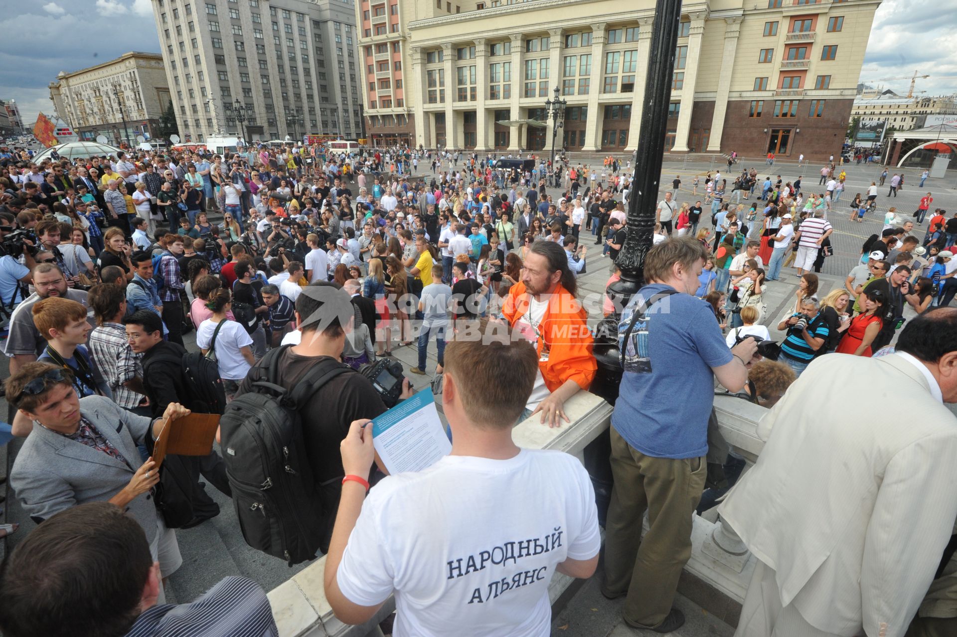 Несанкионированная акция в поддержку блогера, основателя антикоррупционного проекта `РосПил` Алексея Навального, обвиняемого в растрате имущества `Кировлеса` и приговоренного Ленинским судом г.Кирова к пяти годам лишения свободы. Митинг прошел на Манежной площади.