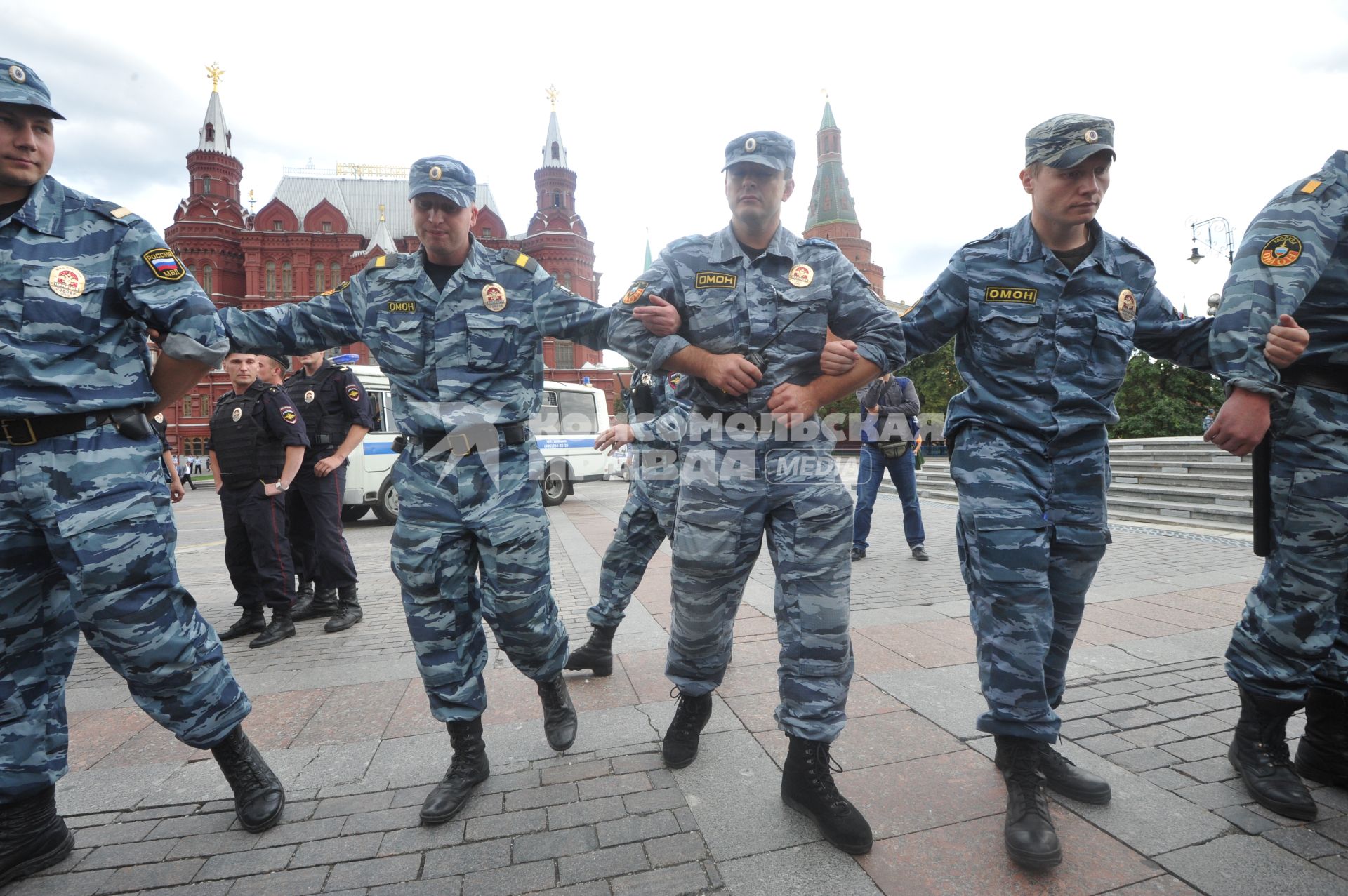 Несанкионированная акция в поддержку блогера, основателя антикоррупционного проекта `РосПил` Алексея Навального, обвиняемого в растрате имущества `Кировлеса` и приговоренного Ленинским судом г.Кирова к пяти годам лишения свободы. Митинг прошел на Манежной площади. На снимке: полицейское оцепление.