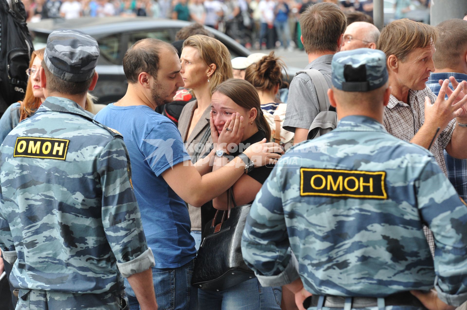 Несанкионированная акция в поддержку блогера, основателя антикоррупционного проекта `РосПил` Алексея Навального, обвиняемого в растрате имущества `Кировлеса` и приговоренного Ленинским судом г.Кирова к пяти годам лишения свободы. Митинг прошел на Манежной площади. На снимке: полицейское оцепление.