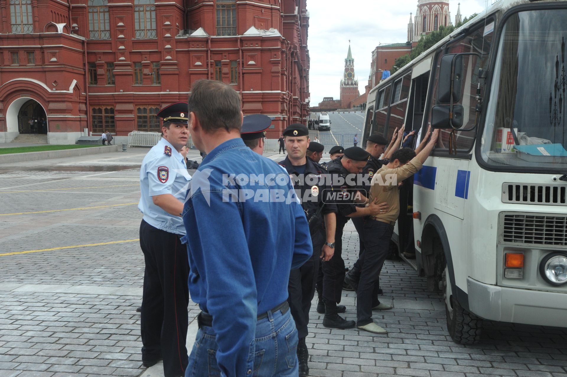 Несанкионированная акция в поддержку блогера, основателя антикоррупционного проекта `РосПил` Алексея Навального, обвиняемого в растрате имущества `Кировлеса` и приговоренного Ленинским судом г.Кирова к пяти годам лишения свободы. Митинг прошел на Манежной площади. На снимке: полицейские сажают активистов в автозак.