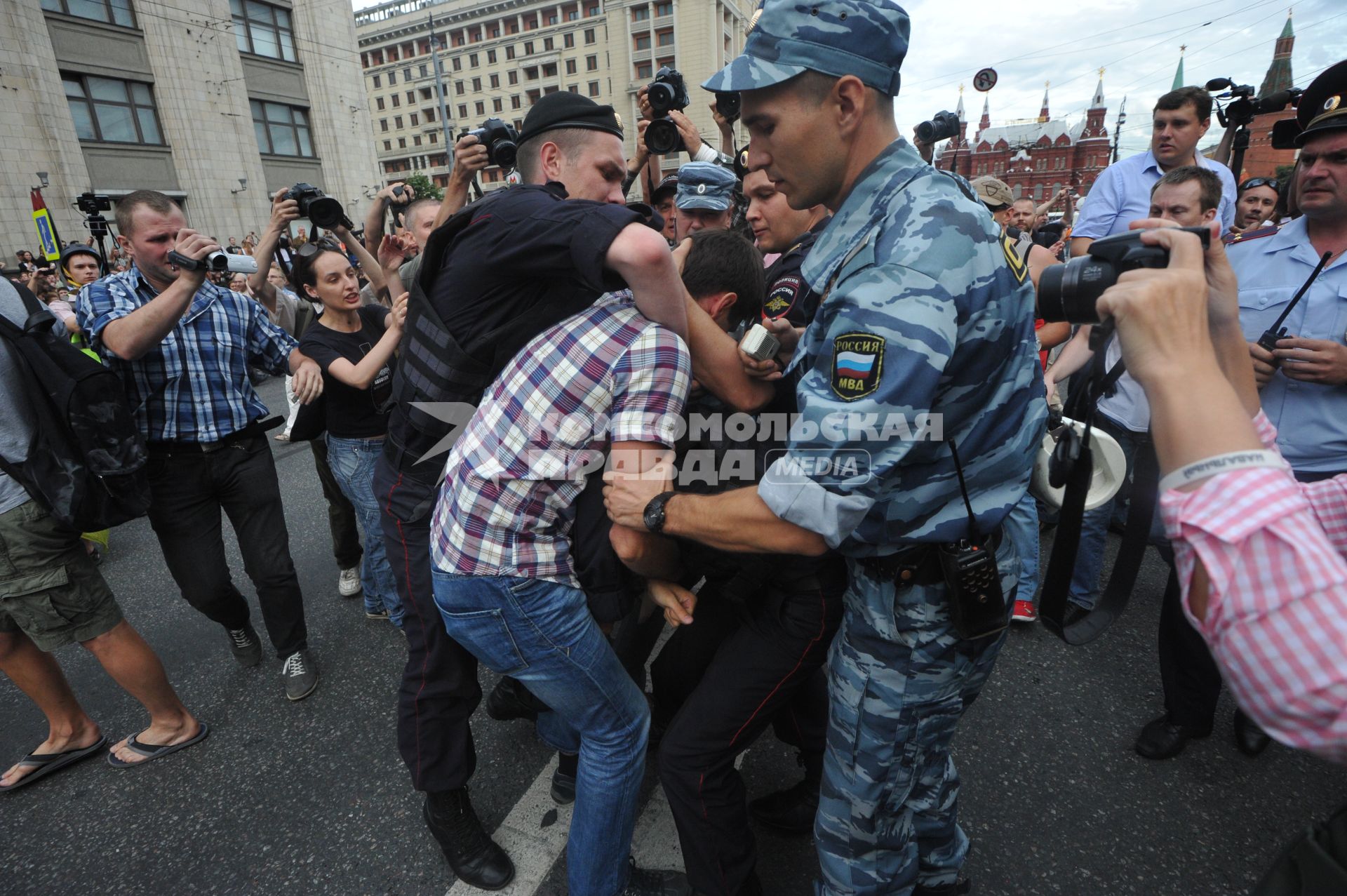 Несанкионированная акция в поддержку блогера, основателя антикоррупционного проекта `РосПил` Алексея Навального, обвиняемого в растрате имущества `Кировлеса` и приговоренного Ленинским судом г.Кирова к пяти годам лишения свободы. Митинг прошел на Манежной площади. На снимке: потасовка между активистом и полицейским на Тверской улице.