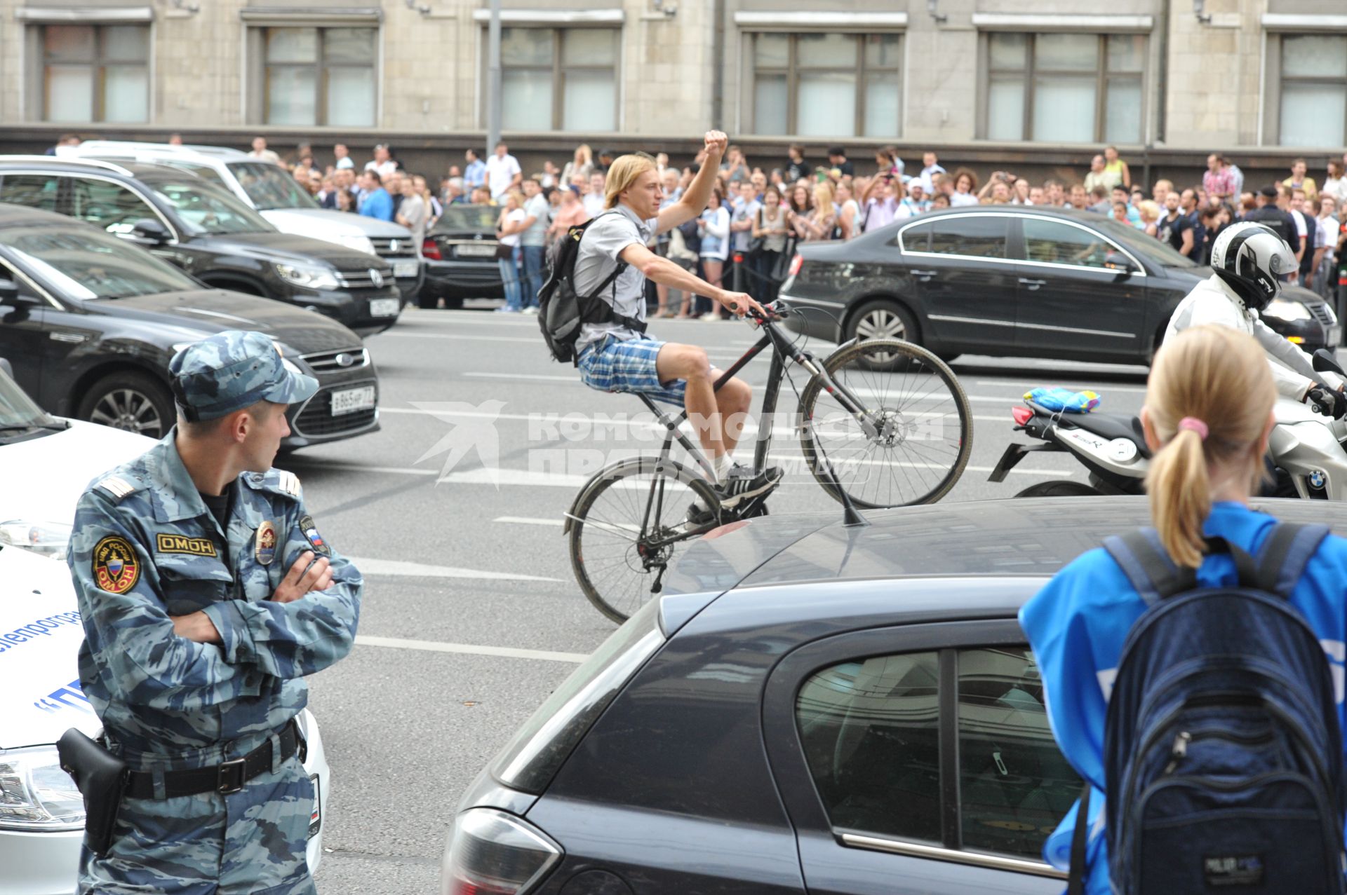 Несанкионированная акция в поддержку блогера, основателя антикоррупционного проекта `РосПил` Алексея Навального, обвиняемого в растрате имущества `Кировлеса` и приговоренного Ленинским судом г.Кирова к пяти годам лишения свободы. Митинг прошел на Манежной площади.