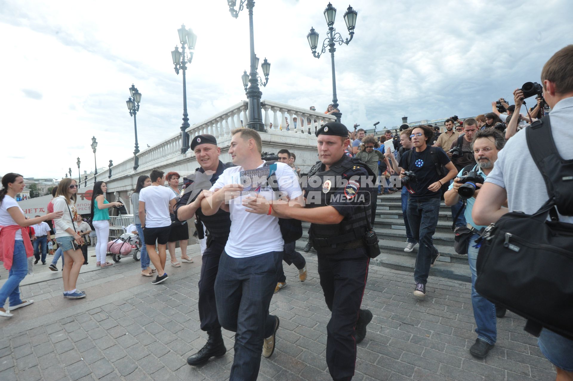 Несанкионированная акция в поддержку блогера, основателя антикоррупционного проекта `РосПил` Алексея Навального, обвиняемого в растрате имущества `Кировлеса` и приговоренного Ленинским судом г.Кирова к пяти годам лишения свободы. Митинг прошел на Манежной площади. На снимке: полицейские задерживают активиста.