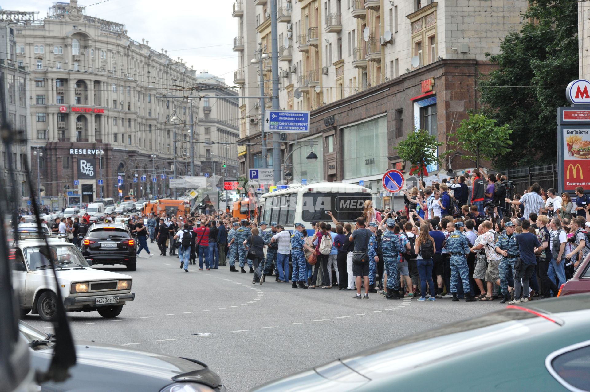 Несанкионированная акция в поддержку блогера, основателя антикоррупционного проекта `РосПил` Алексея Навального, обвиняемого в растрате имущества `Кировлеса` и приговоренного Ленинским судом г.Кирова к пяти годам лишения свободы. Митинг прошел на Манежной площади. На снимке: активисты на Тверской улице.