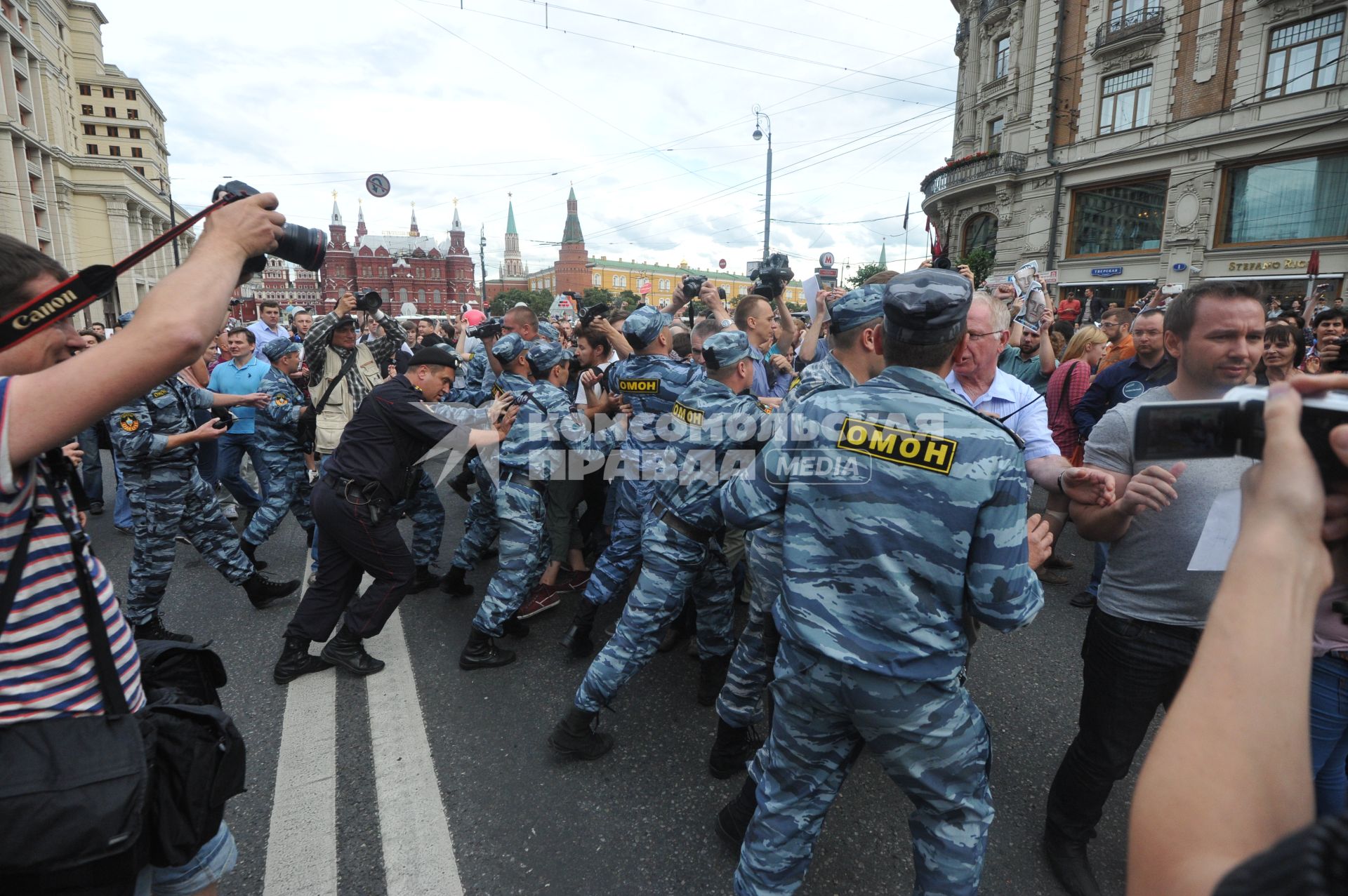 Несанкионированная акция в поддержку блогера, основателя антикоррупционного проекта `РосПил` Алексея Навального, обвиняемого в растрате имущества `Кировлеса` и приговоренного Ленинским судом г.Кирова к пяти годам лишения свободы. Митинг прошел на Манежной площади. На снимке: активисты перекрыли движения на Тверской улице.