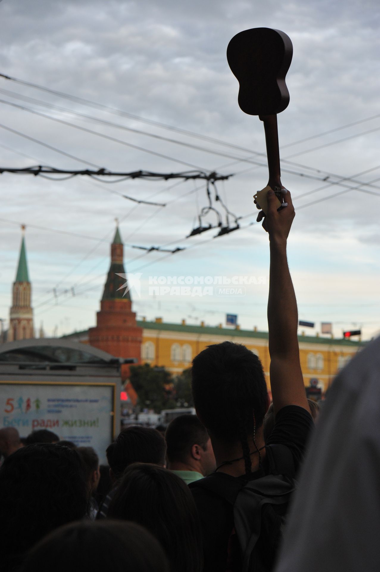 Несанкионированная акция в поддержку блогера, основателя антикоррупционного проекта `РосПил` Алексея Навального, обвиняемого в растрате имущества `Кировлеса` и приговоренного Ленинским судом г.Кирова к пяти годам лишения свободы. Митинг прошел на Манежной площади.