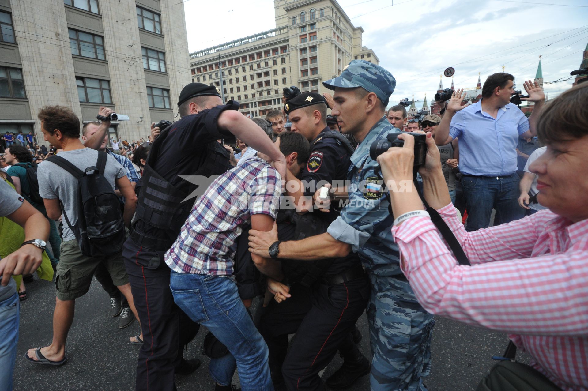 Несанкионированная акция в поддержку блогера, основателя антикоррупционного проекта `РосПил` Алексея Навального, обвиняемого в растрате имущества `Кировлеса` и приговоренного Ленинским судом г.Кирова к пяти годам лишения свободы. Митинг прошел на Манежной площади. На снимке: потасовка между активистом и полицейским на Тверской улице.