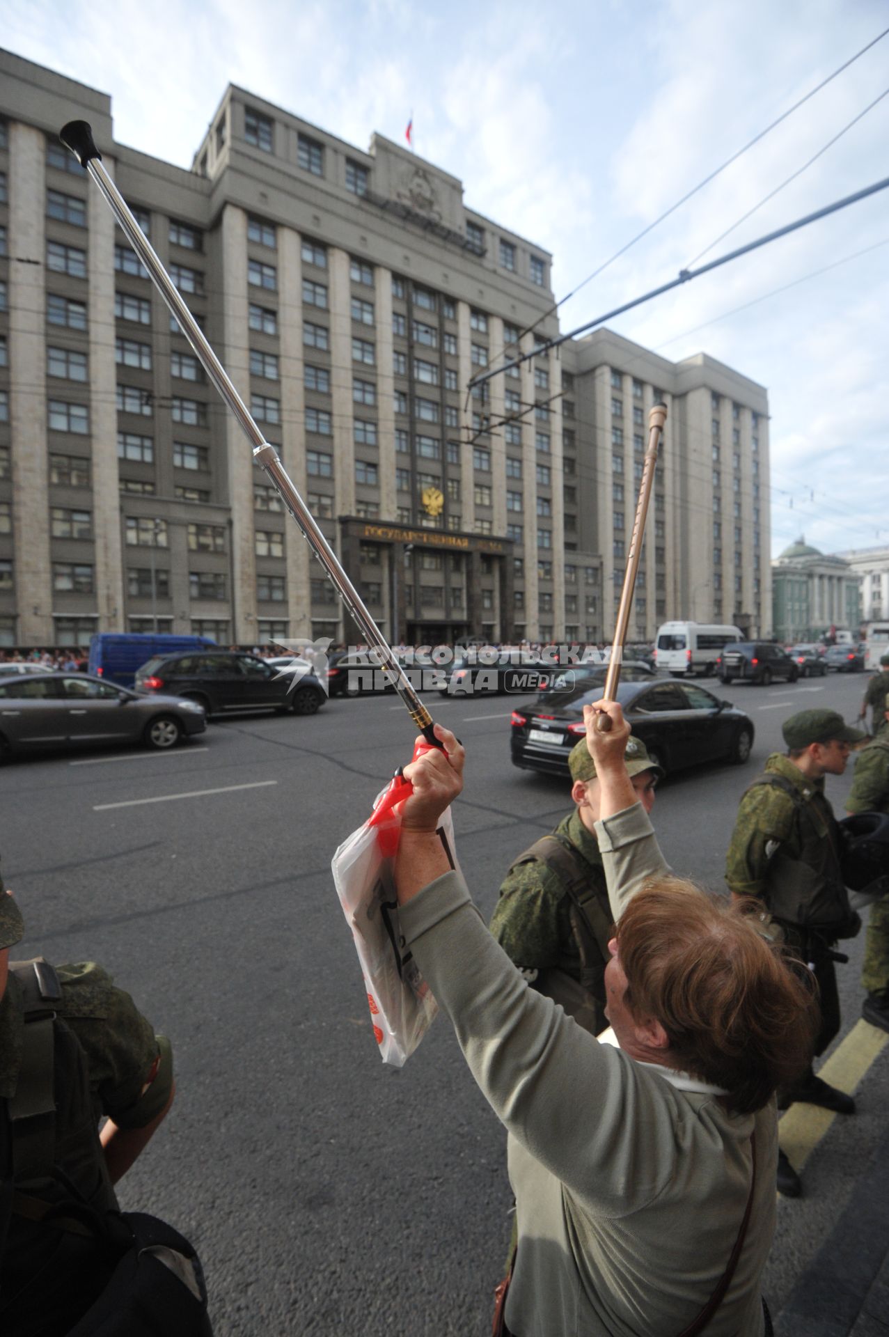 Несанкионированная акция в поддержку блогера, основателя антикоррупционного проекта `РосПил` Алексея Навального, обвиняемого в растрате имущества `Кировлеса` и приговоренного Ленинским судом г.Кирова к пяти годам лишения свободы. Митинг прошел на Манежной площади.