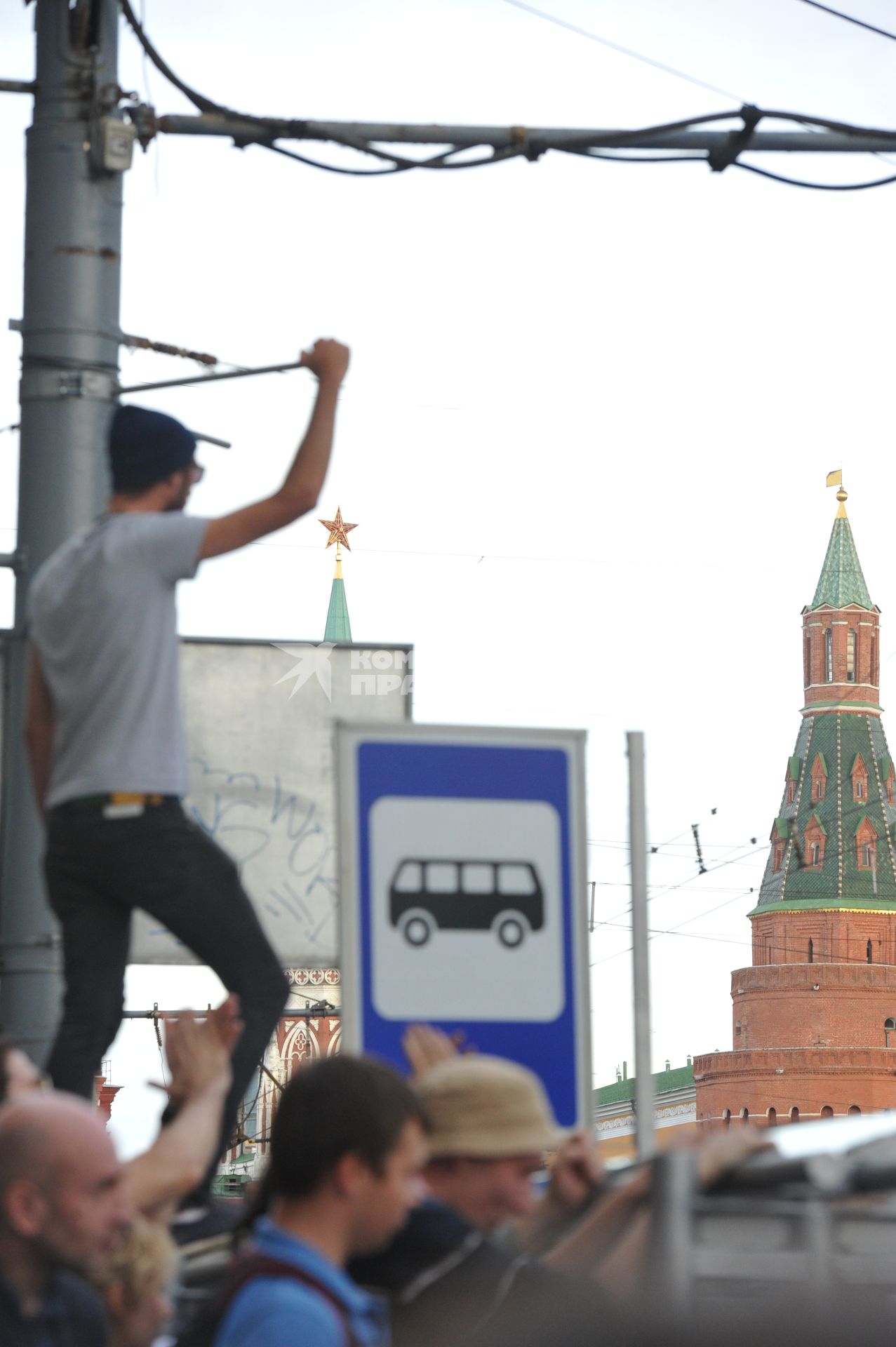 Несанкионированная акция в поддержку блогера, основателя антикоррупционного проекта `РосПил` Алексея Навального, обвиняемого в растрате имущества `Кировлеса` и приговоренного Ленинским судом г.Кирова к пяти годам лишения свободы. Митинг прошел на Манежной площади.