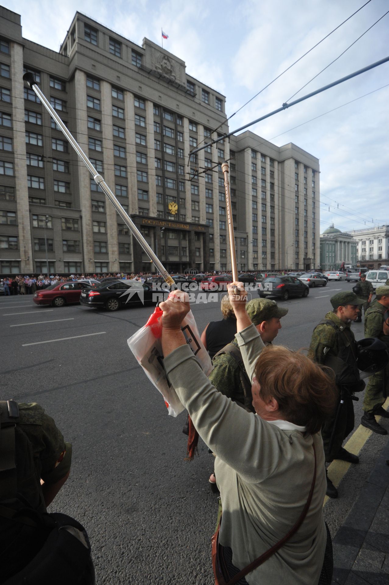 Несанкионированная акция в поддержку блогера, основателя антикоррупционного проекта `РосПил` Алексея Навального, обвиняемого в растрате имущества `Кировлеса` и приговоренного Ленинским судом г.Кирова к пяти годам лишения свободы. Митинг прошел на Манежной площади.