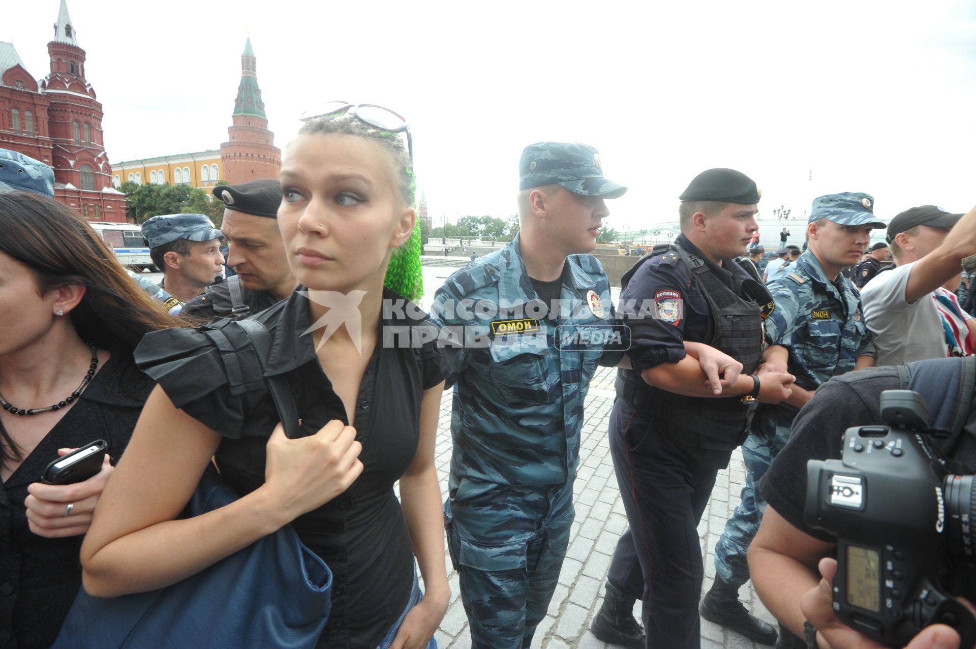 Несанкионированная акция в поддержку блогера, основателя антикоррупционного проекта `РосПил` Алексея Навального, обвиняемого в растрате имущества `Кировлеса` и приговоренного Ленинским судом г.Кирова к пяти годам лишения свободы. Митинг прошел на Манежной площади. На снимке: полицейское оцепление.