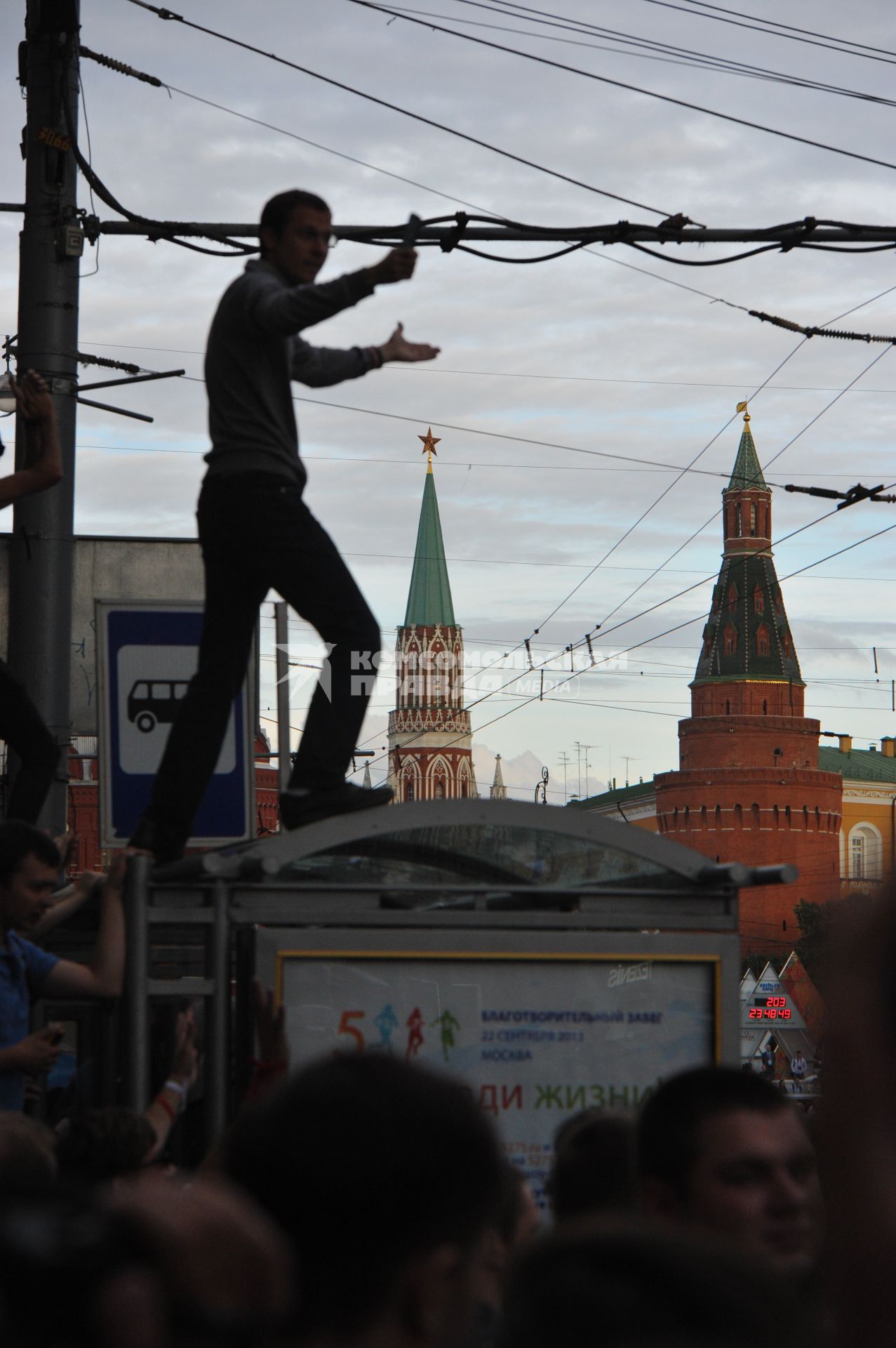 Несанкионированная акция в поддержку блогера, основателя антикоррупционного проекта `РосПил` Алексея Навального, обвиняемого в растрате имущества `Кировлеса` и приговоренного Ленинским судом г.Кирова к пяти годам лишения свободы. Митинг прошел на Манежной площади.