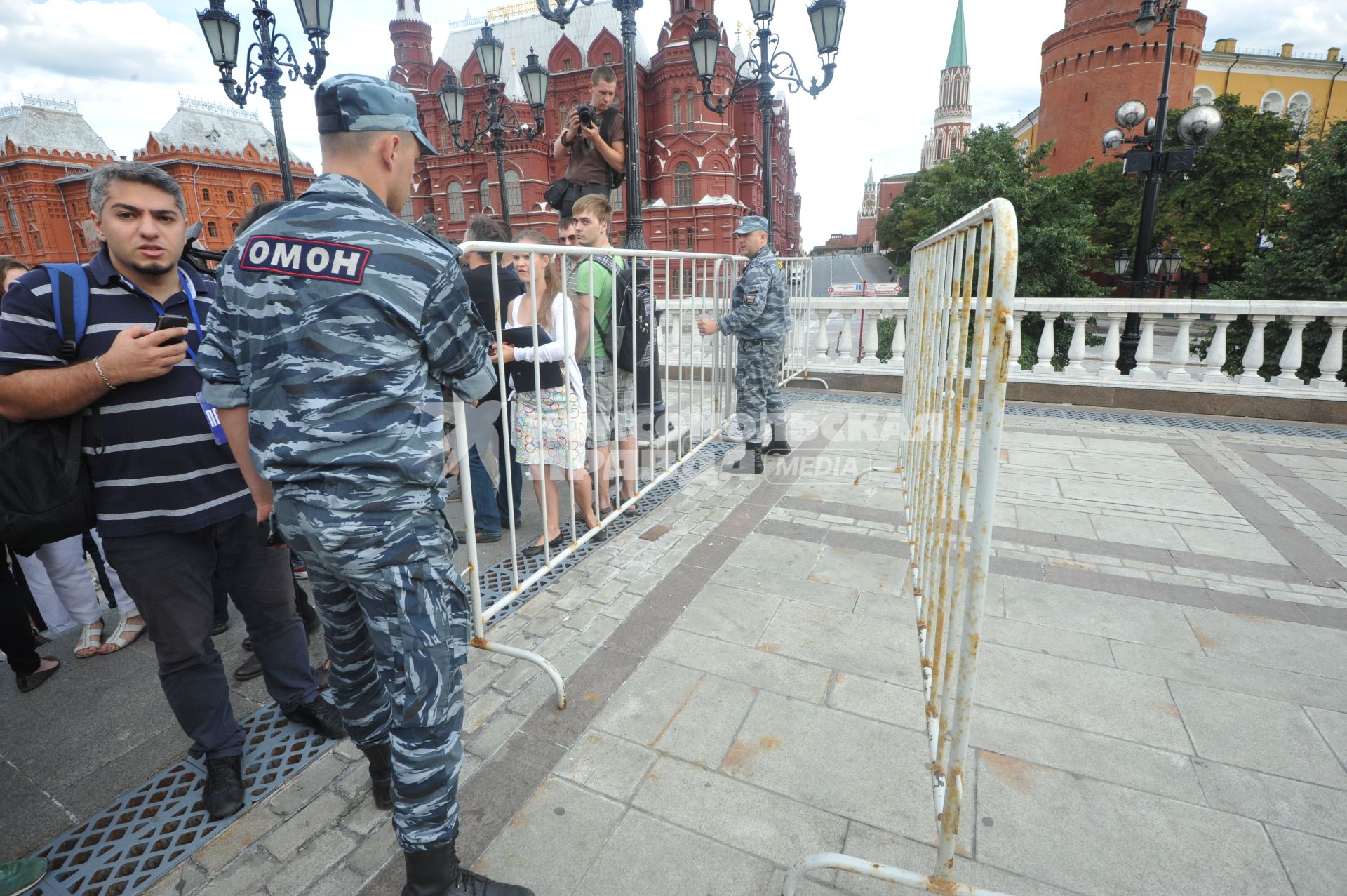 Несанкионированная акция в поддержку блогера, основателя антикоррупционного проекта `РосПил` Алексея Навального, обвиняемого в растрате имущества `Кировлеса` и приговоренного Ленинским судом г.Кирова к пяти годам лишения свободы. Митинг прошел на Манежной площади.