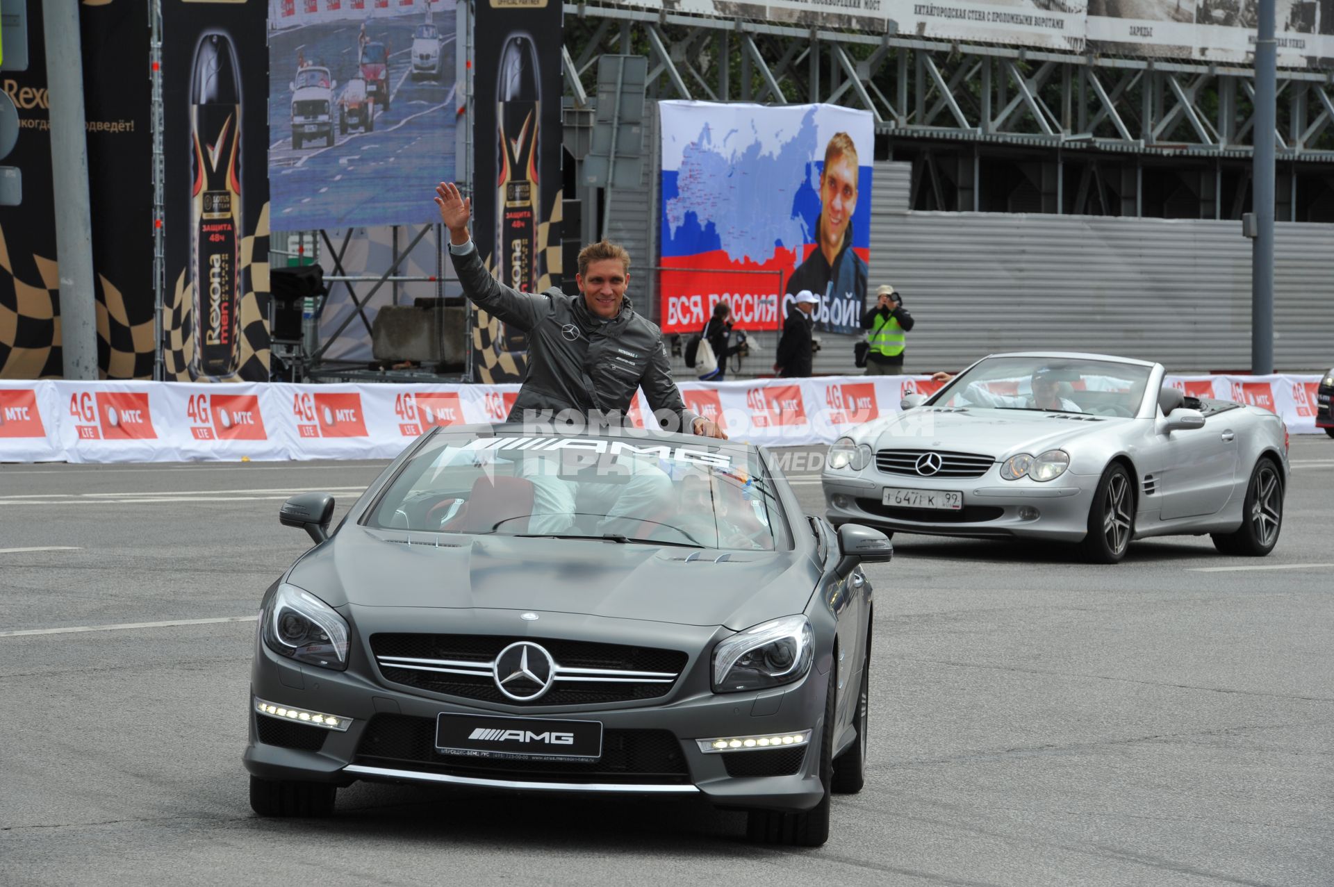 Васильевский спуск. Шоу-заезд в рамках Moscow City Racing. На снимке:  экс-пилот `Формулы-1` Виталий Петров