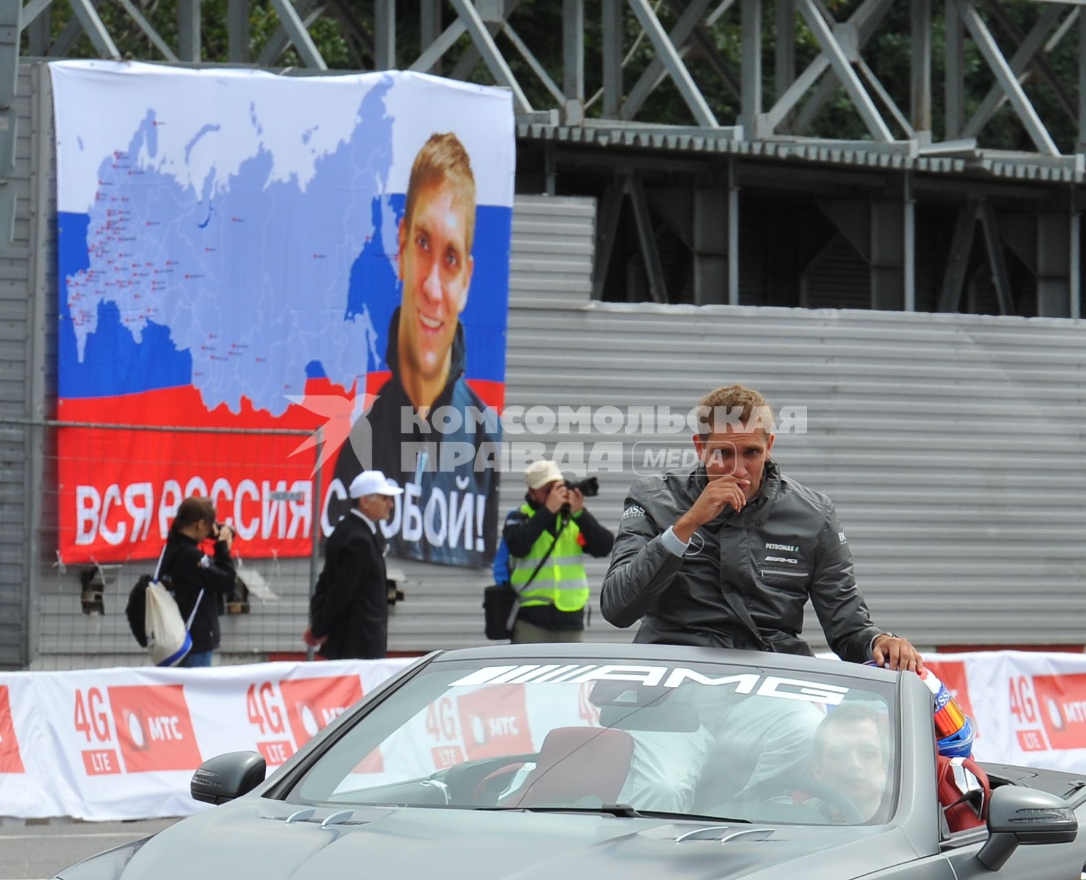 Васильевский спуск. Шоу-заезд в рамках Moscow City Racing. На снимке:  экс-пилот `Формулы-1` Виталий Петров