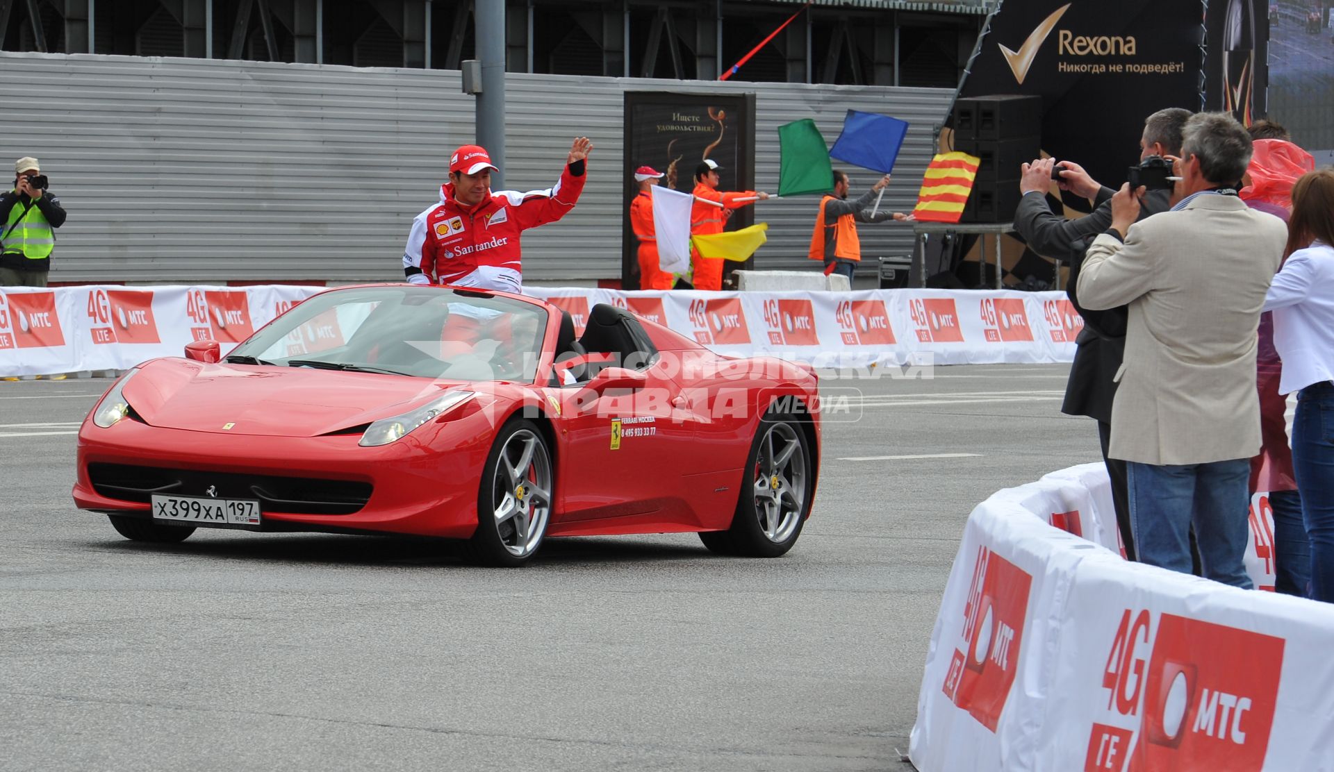 Автошоу Moscow City Racing. День второй. На снимке: пилот команды Ferrari Камуи Кобаяши