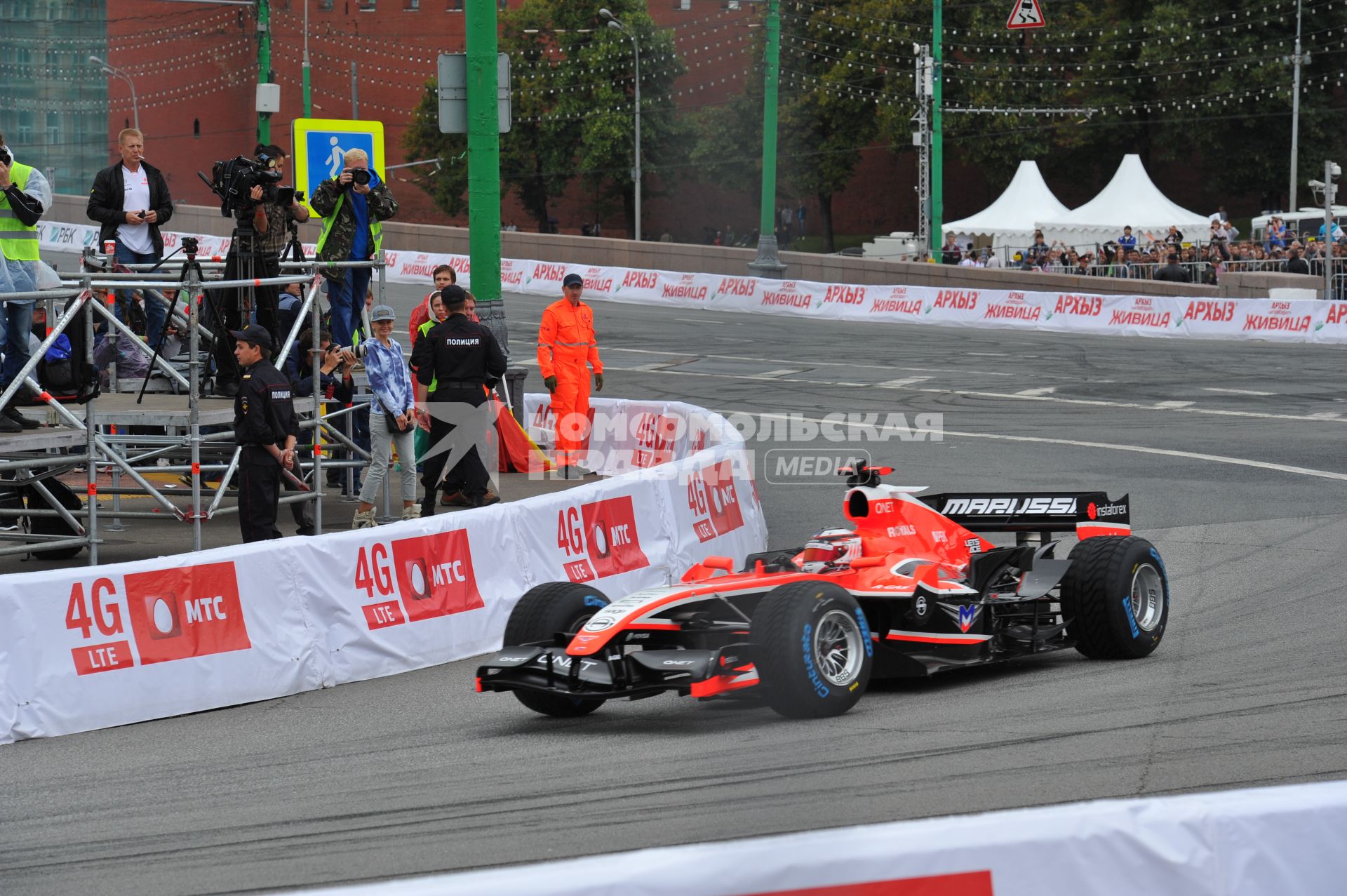 Автошоу Moscow City Racing. День второй. На снимке:   гоночный болид команды Marussia F1 Team