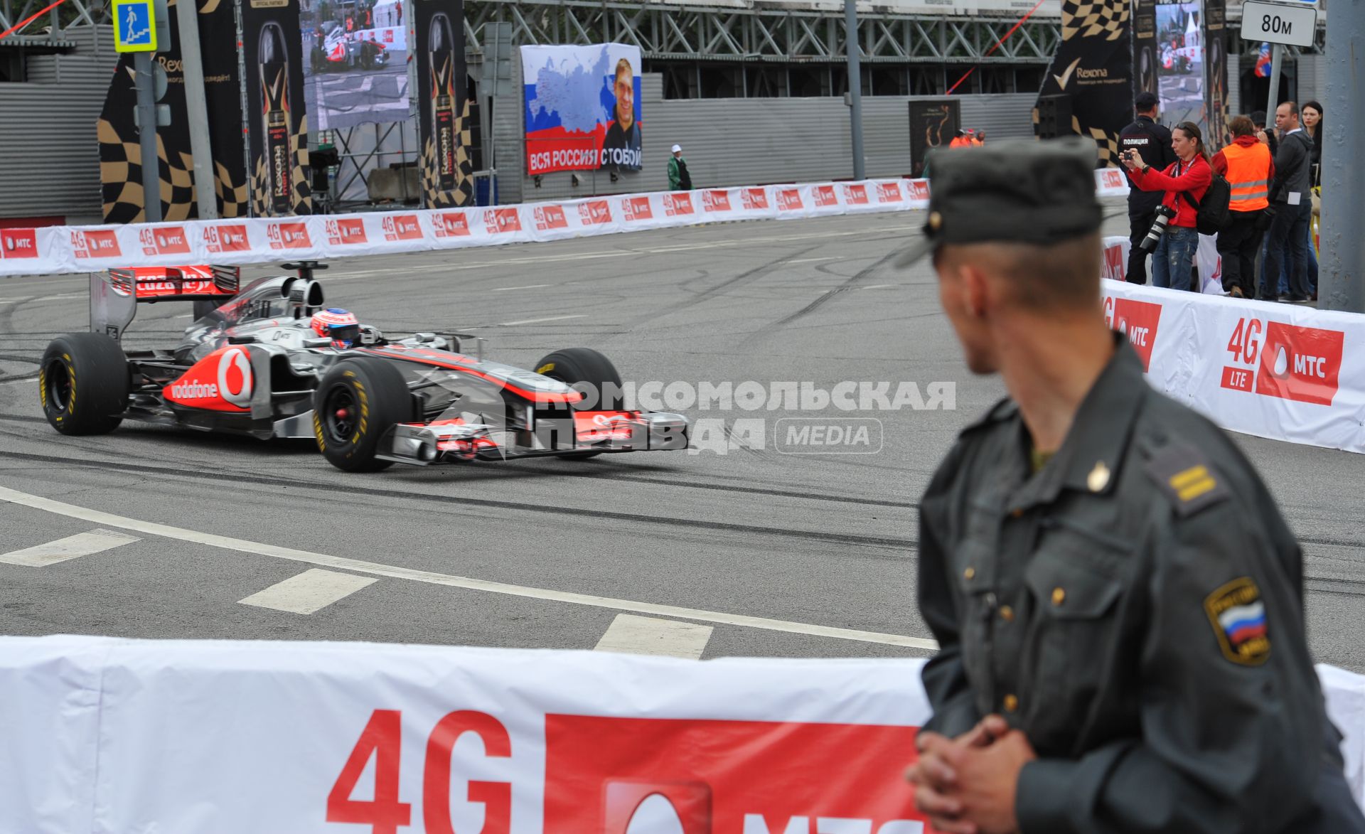 Автошоу Moscow City Racing. День второй. На снимке:  гоночный болид и полицейский.