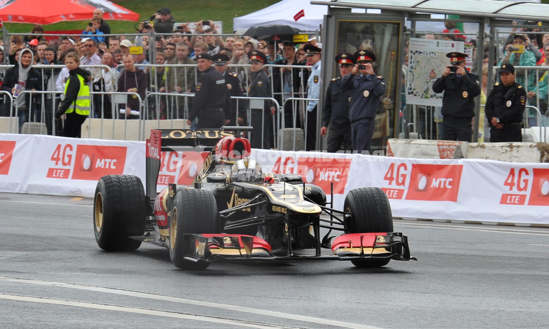 Автошоу Moscow City Racing. День второй. На снимке: гоночный болид команды Lotus F1 Team