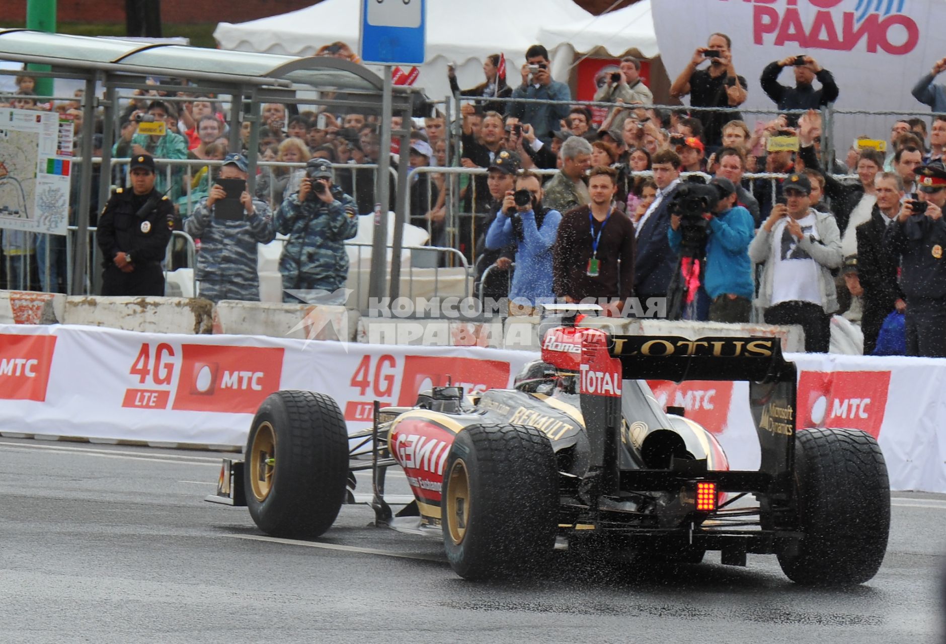 Автошоу Moscow City Racing. День второй. На снимке: гоночный болид команды Lotus F1 Team