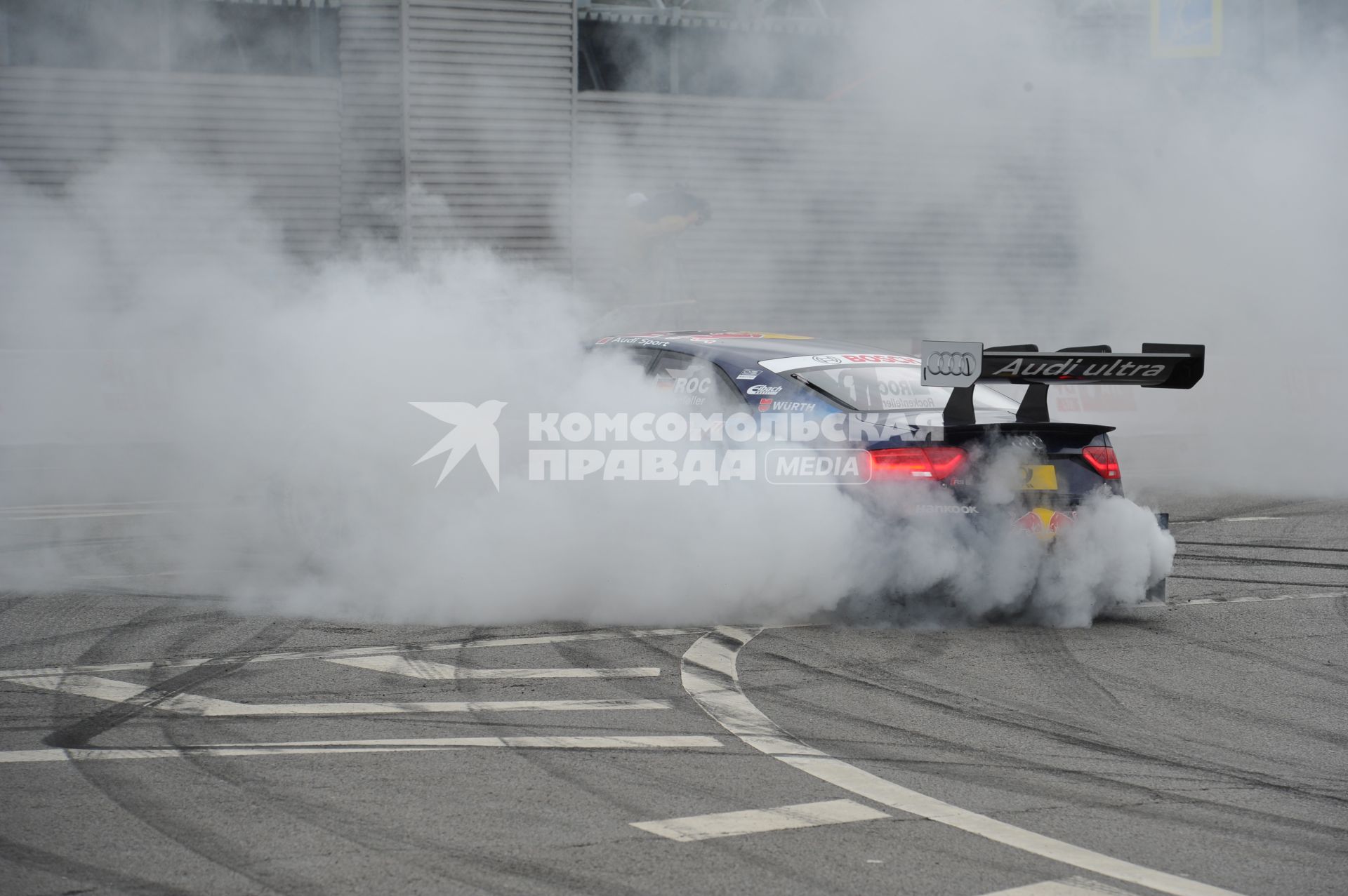 Автошоу Moscow City Racing. День второй. На снимке: гоночный автоомбиль